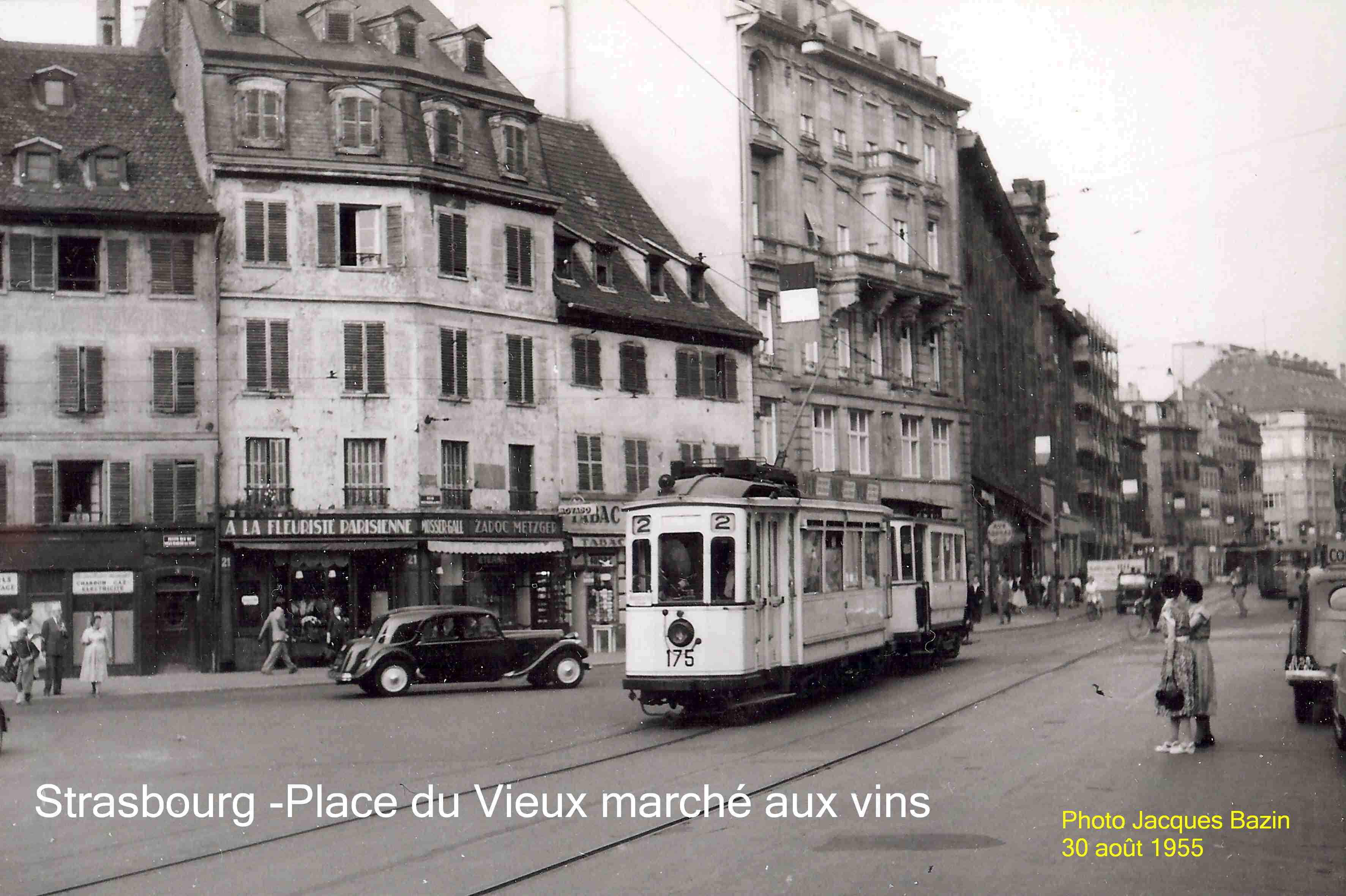 La motrice n� 175 et une remorque, Place du Vieux March� aux Vins.