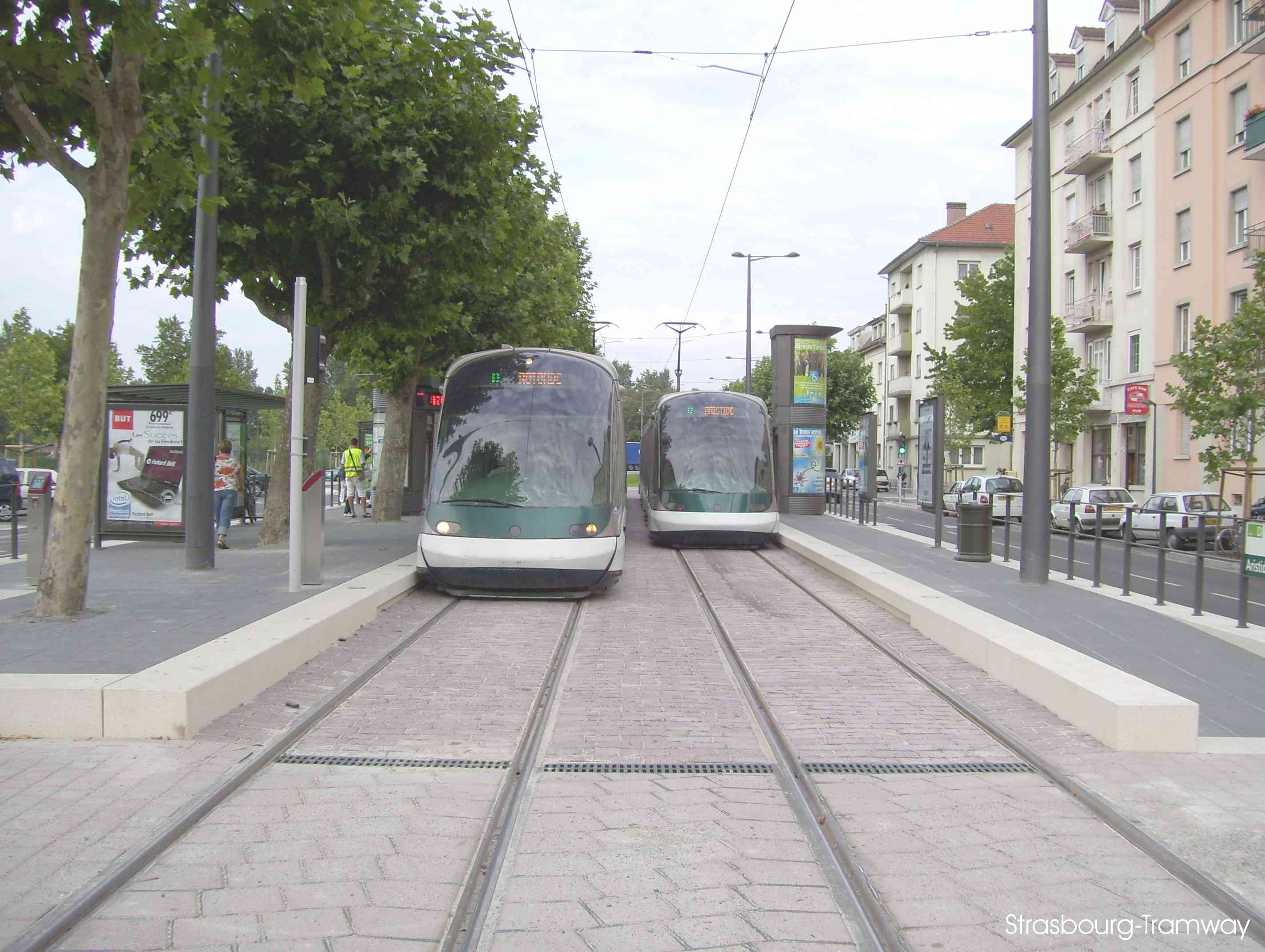 Deux Eurotrams en station.