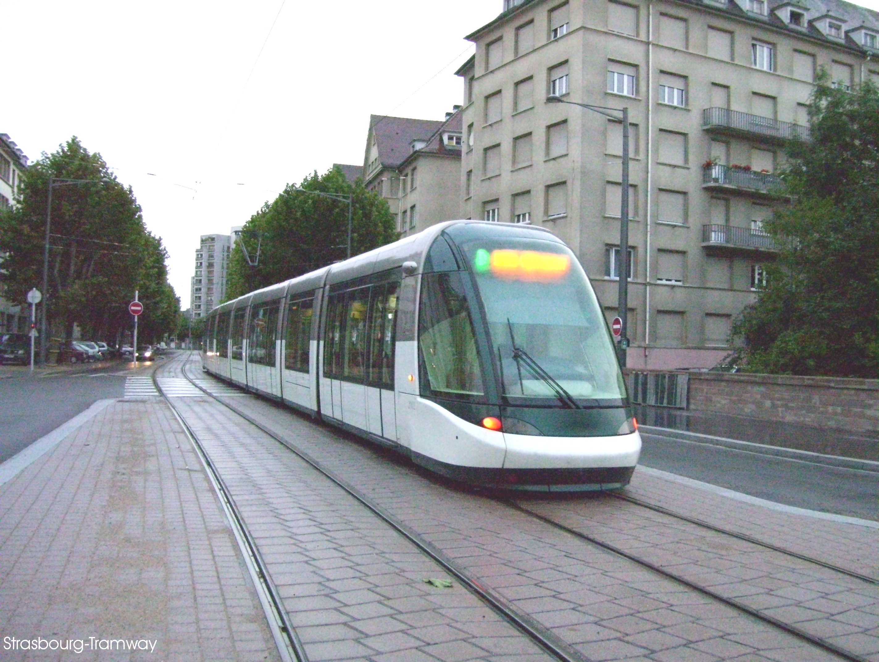 Le Citadis n�2002 apr�s son d�part du terminus.
