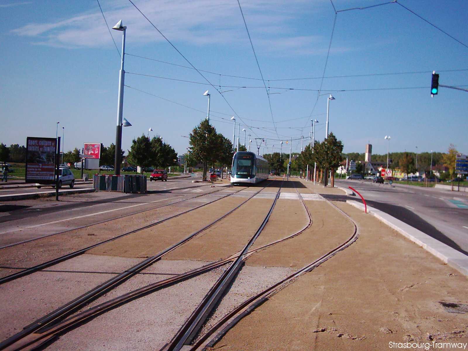 Une rame Citadis en direction d'Hautepierre-Maillon, arrive en station.