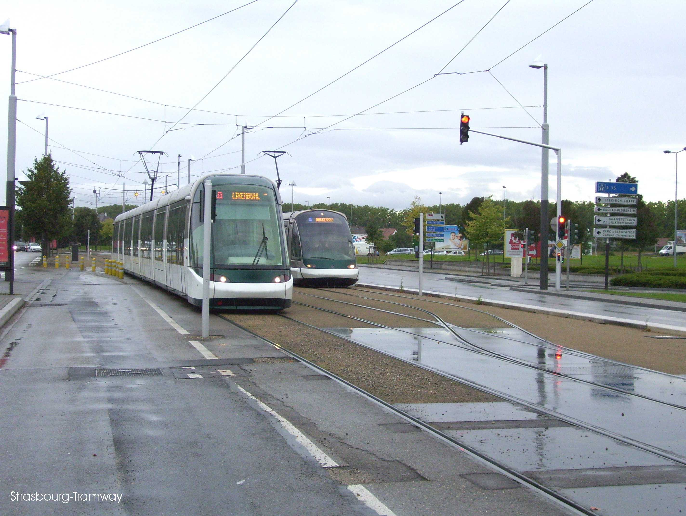Un Citadis de la ligne A double l'Eurotram de la ligne E.