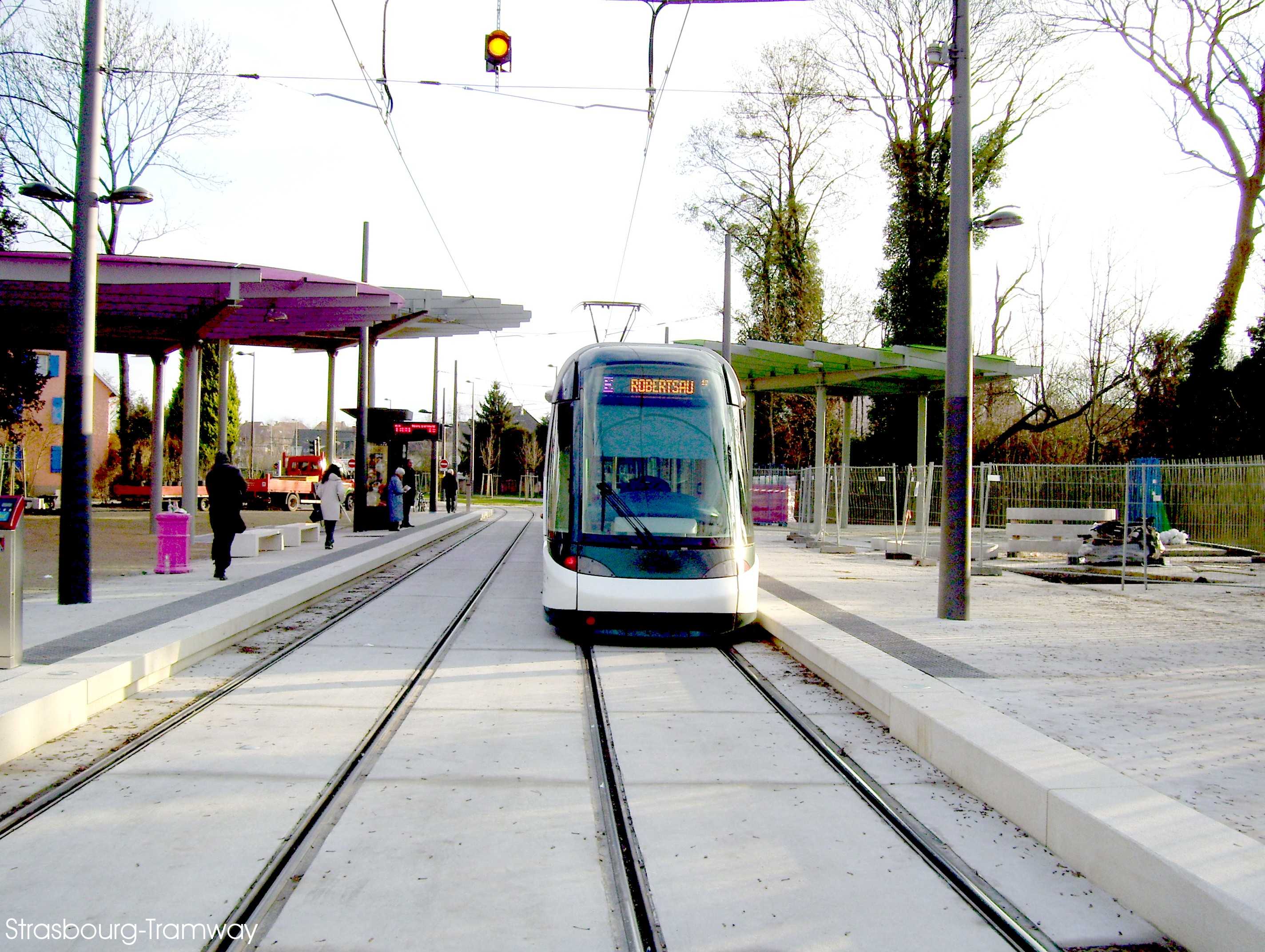 La rame à quai, en attente de départ vers l'arrière-gare.