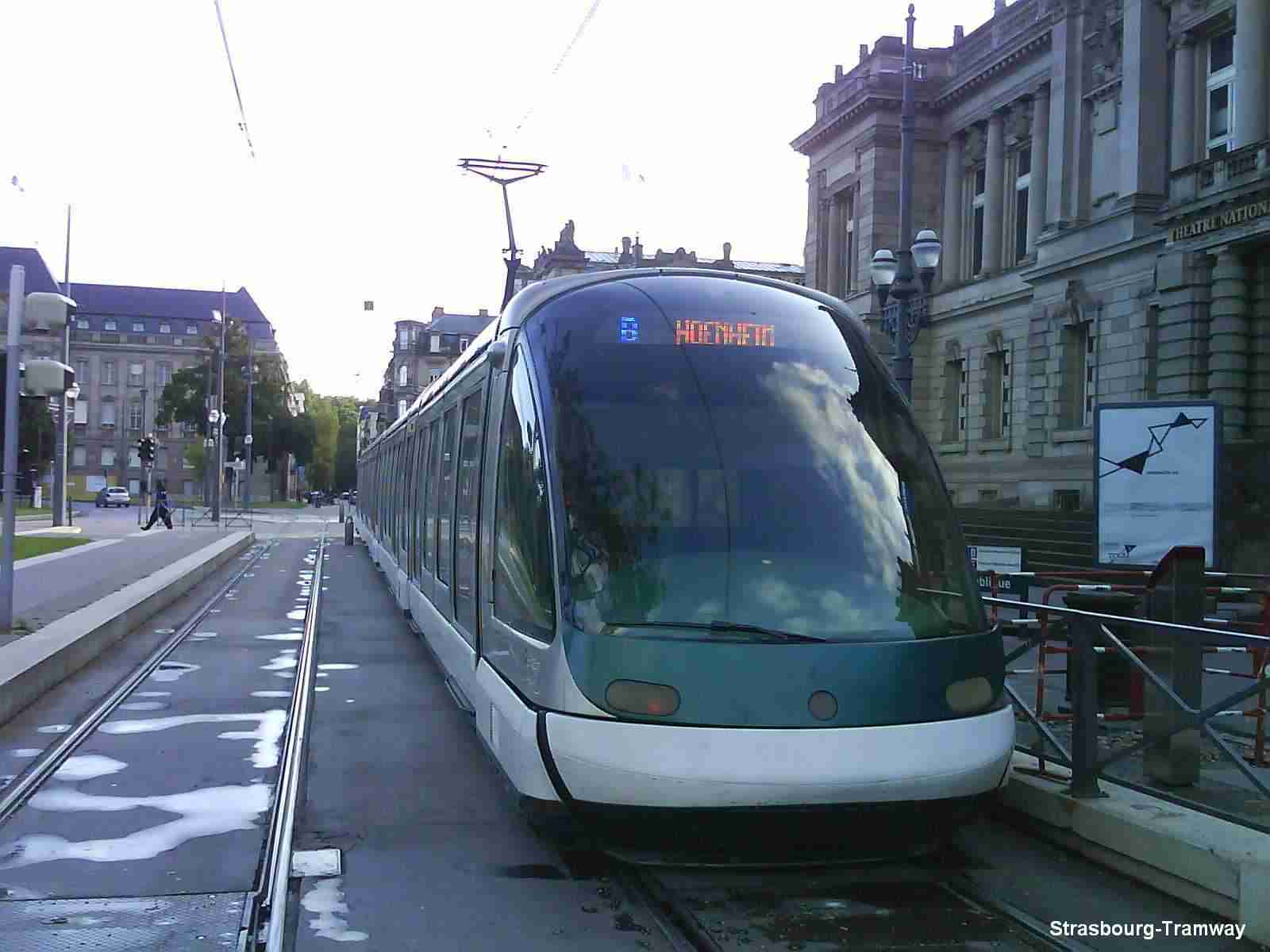 La même rame repartant de la station en "B Hoenheim-Gare".