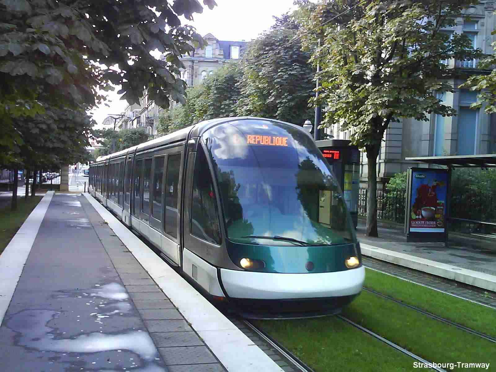 Arrivée d'un Eurotram à 4 caisses à la station République, affichant