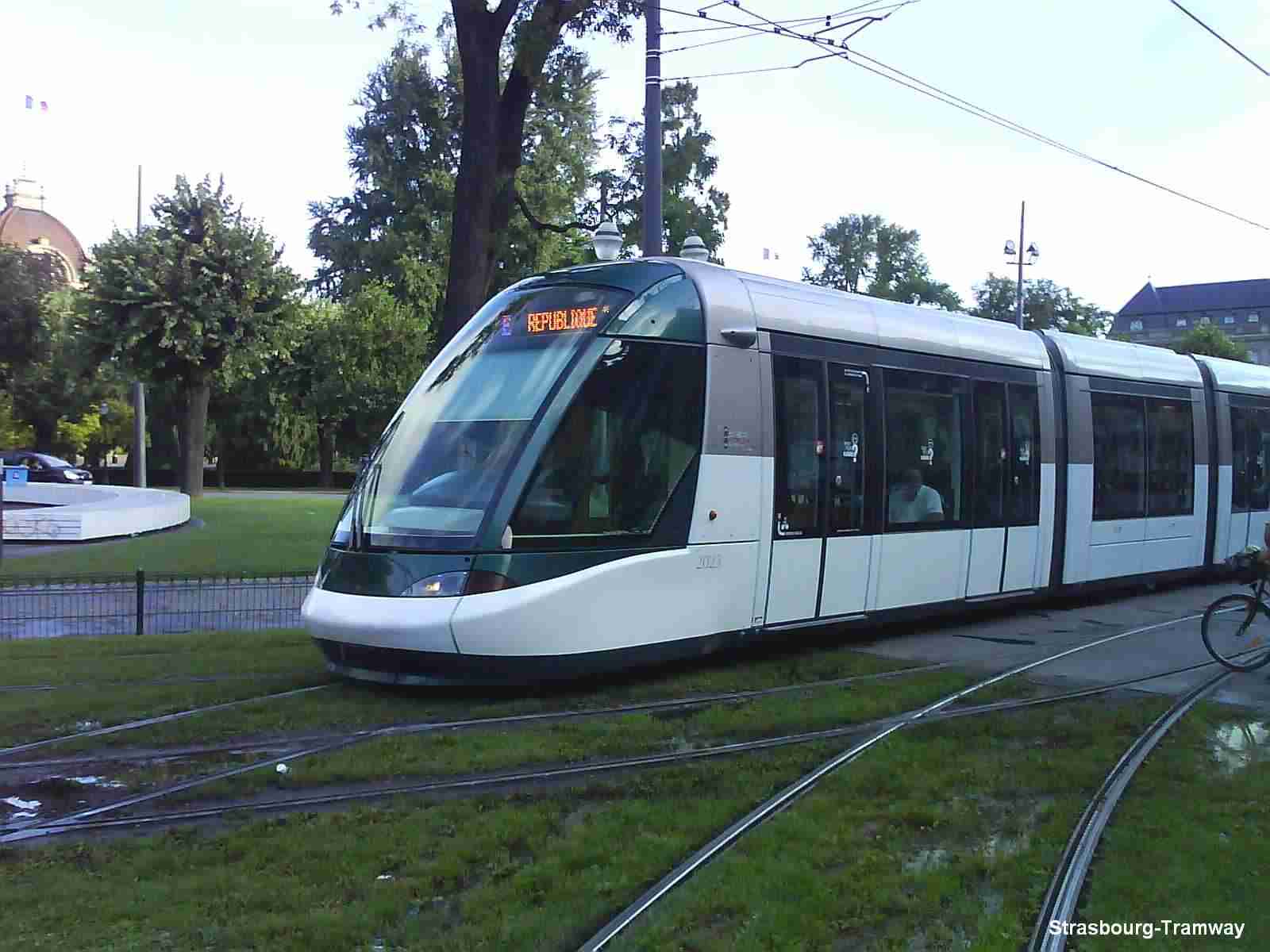 La Citadis n° 2023 venant d'Hoenheim-Gare, affichant étonnement