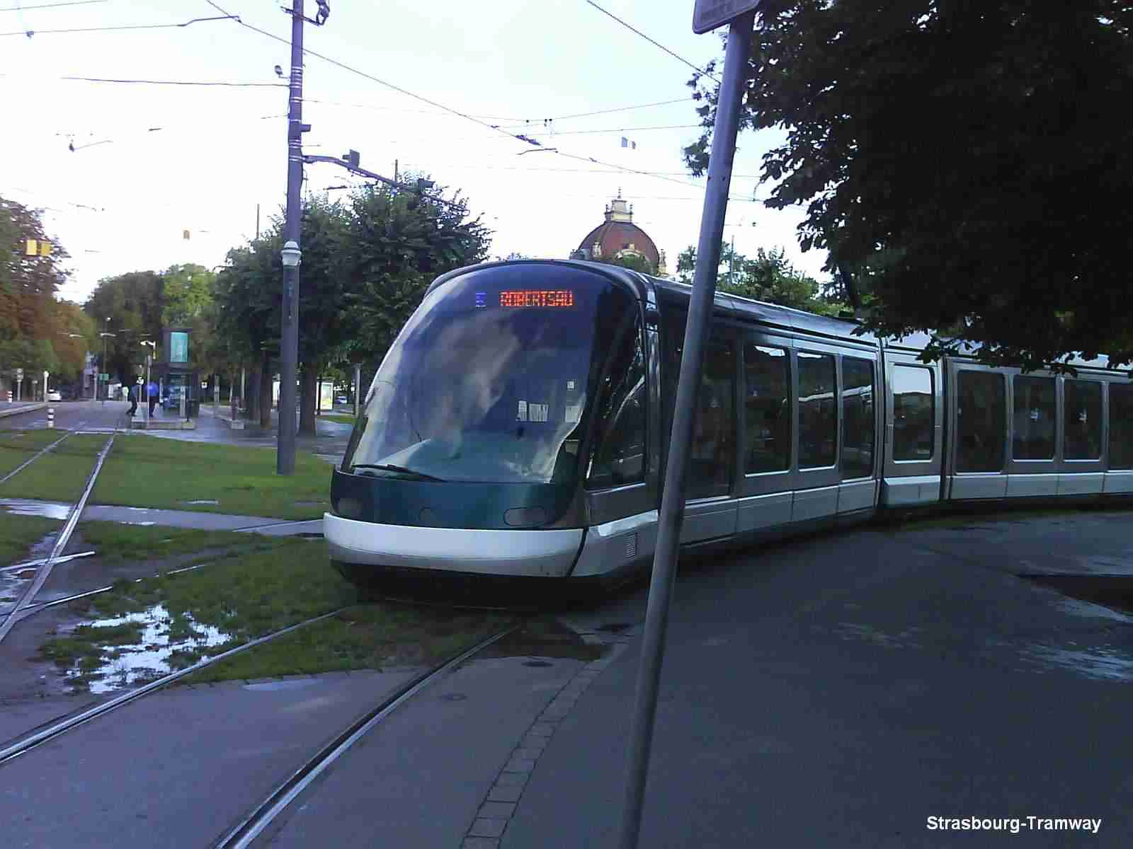 La même rame dans la courbe juste avant la station.