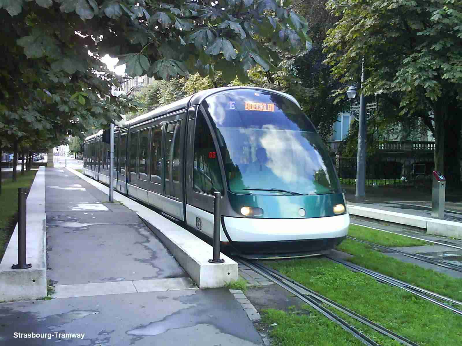 Un Eurotram à 3 caisses de le seconde génération bifurquant vers la station se dirige vers Robertsau-Boecklin.