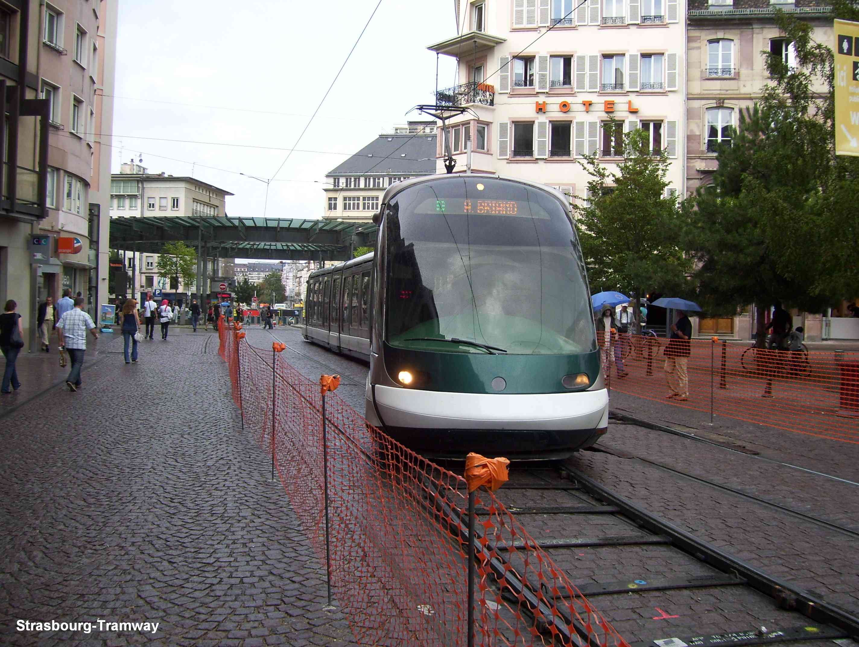 Une autre vue de cet Eurotram sur l'aiguillage californien.