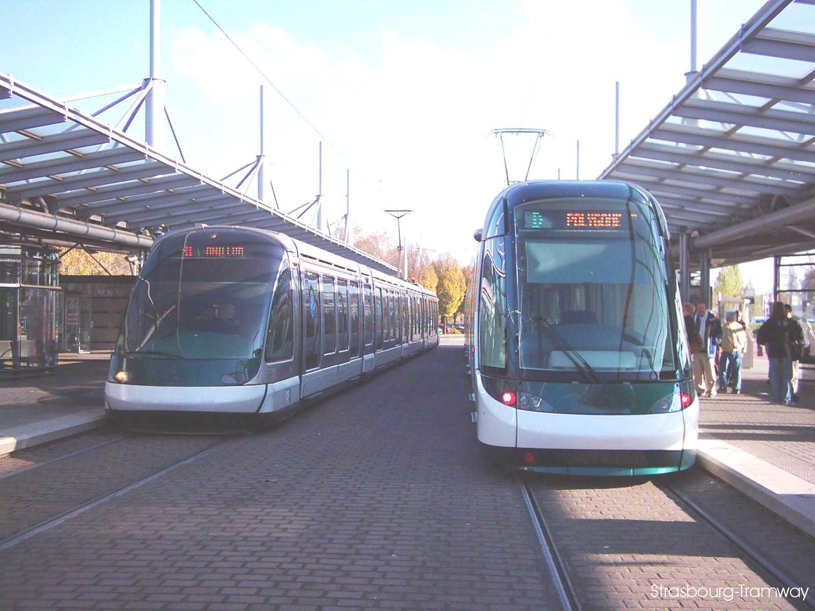 Un Citadis et un Eurotram se croisent en station.