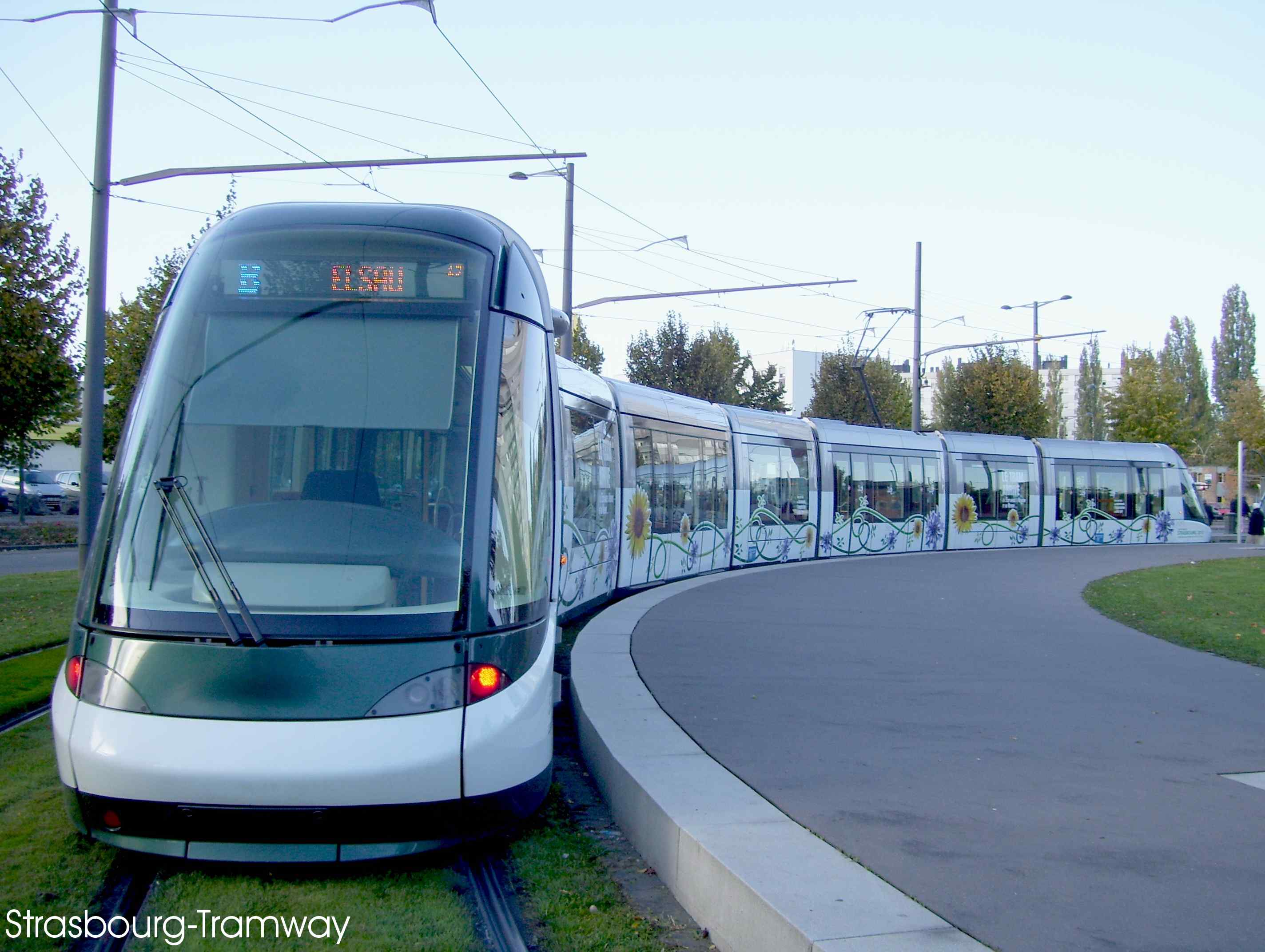 Belle vue d'une rame Citadis de la ligne B.