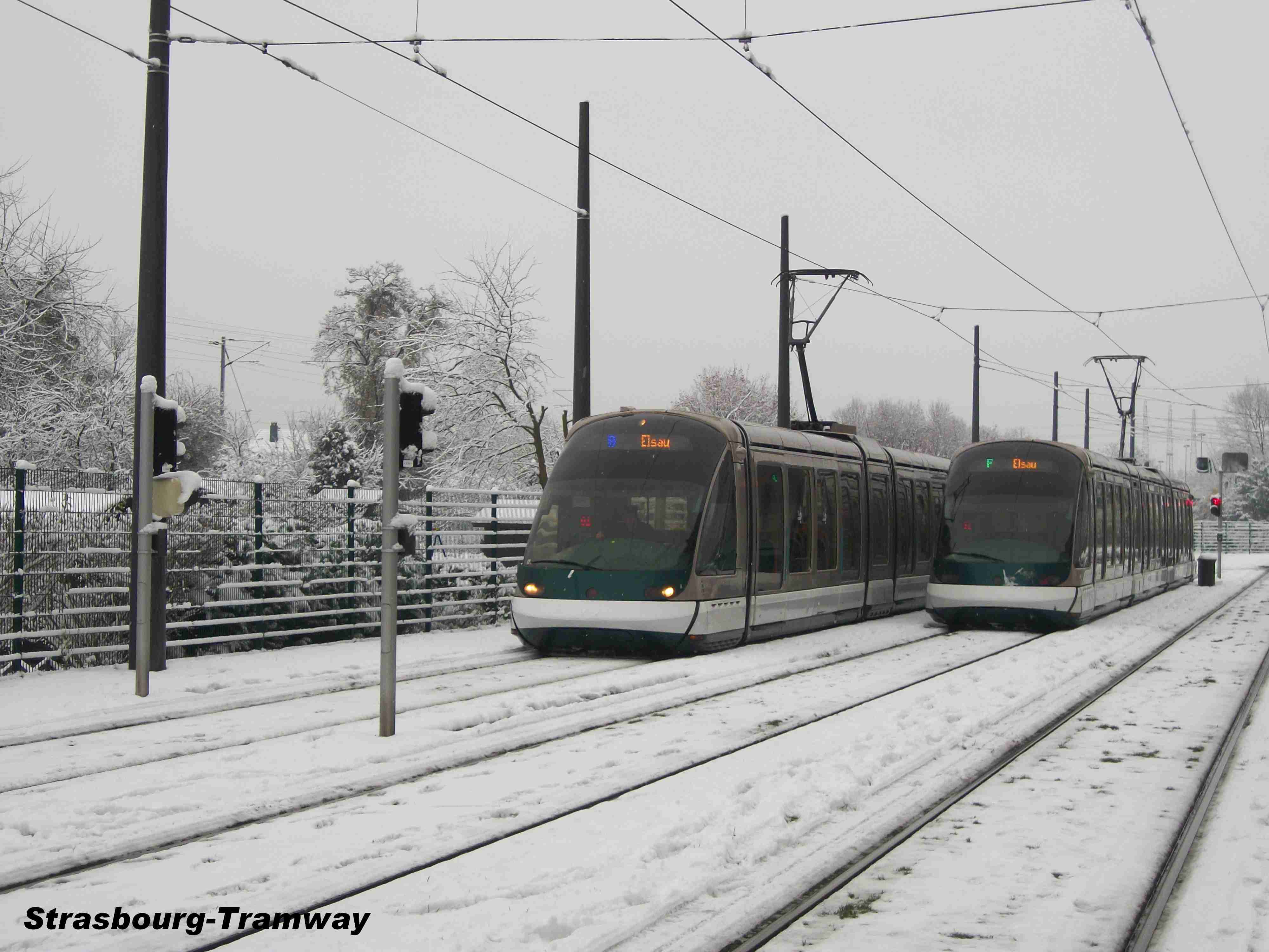 Croisement d'un Eurotram de la ligne B et d'un autre de la ligne F.