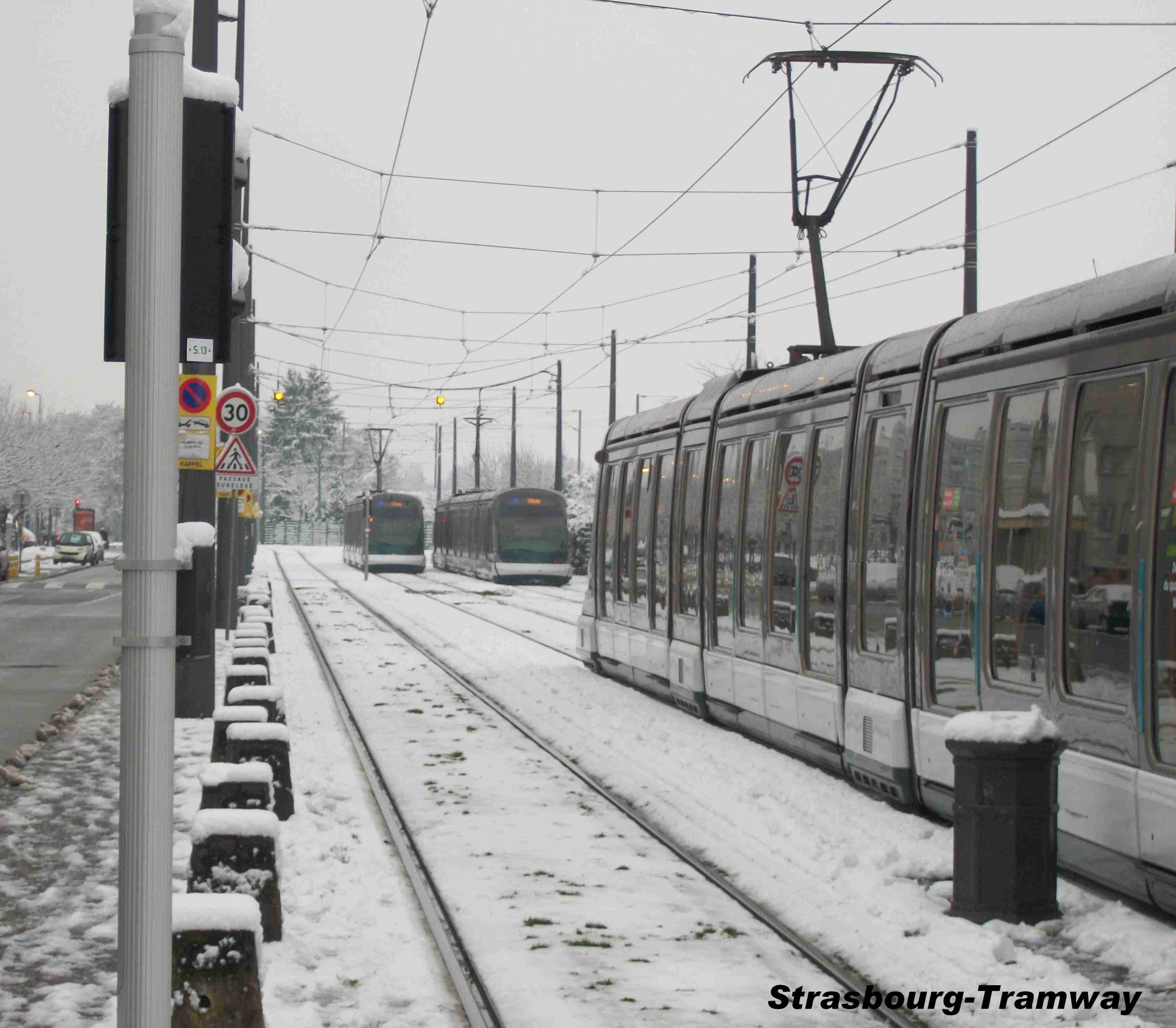 Trois Eurotrams dans l'arri�re-gare.