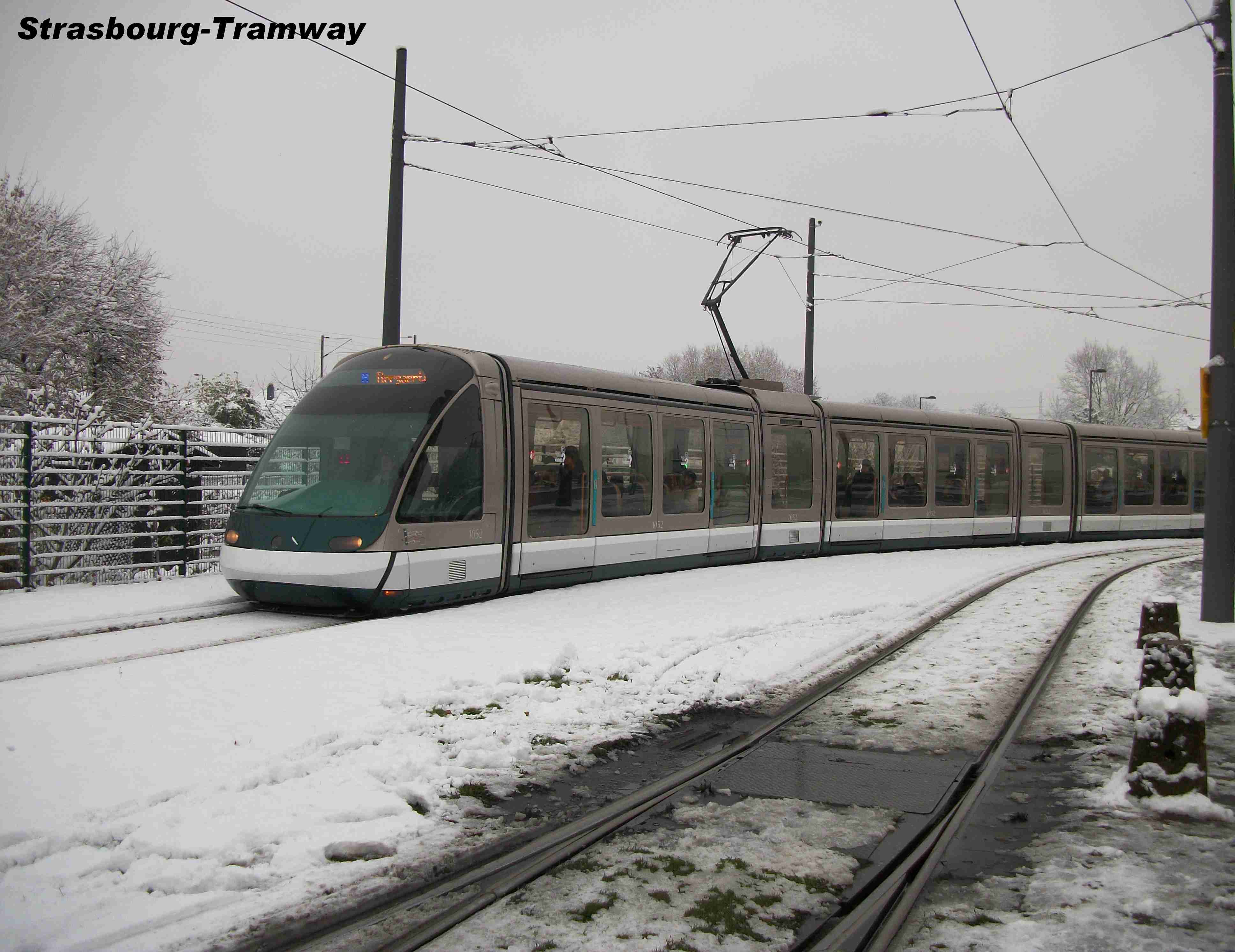 L'Eurotram n� 1052 dans la courbe � la sortie de la station.
