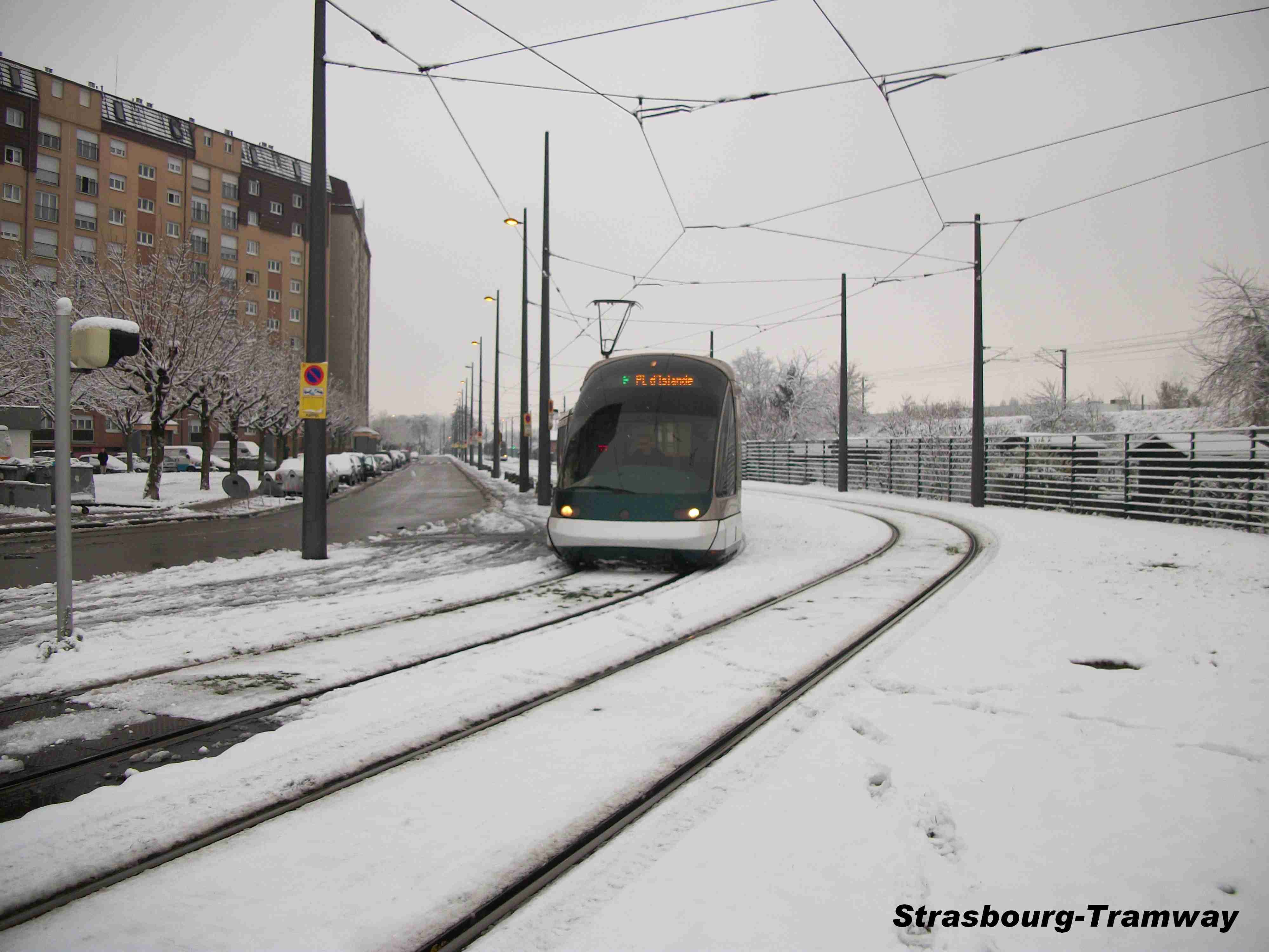 Sortie de cet Eurotram de son tiroir de rebroussement afin de se mettre � quai.