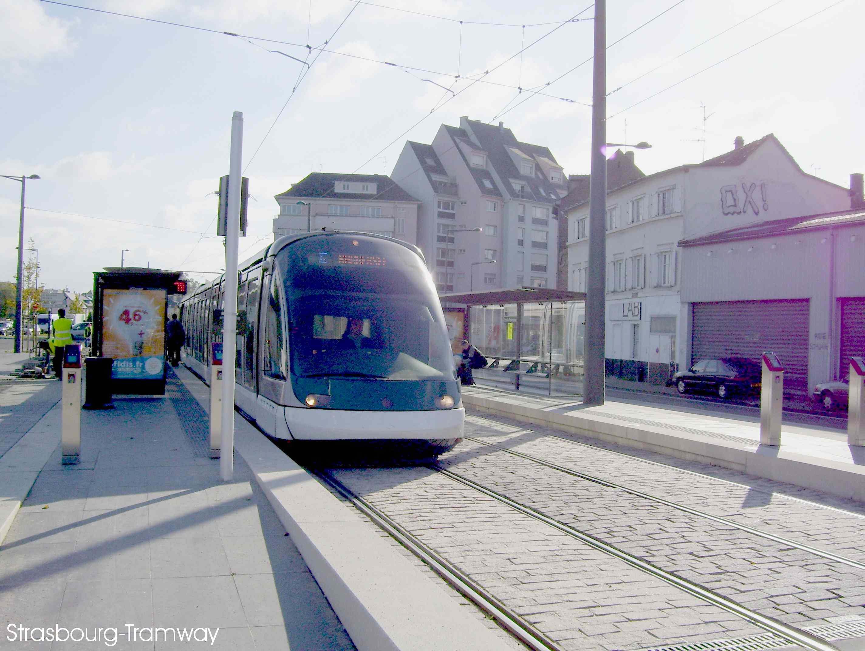 Un Eurortram de la ligne E en station.