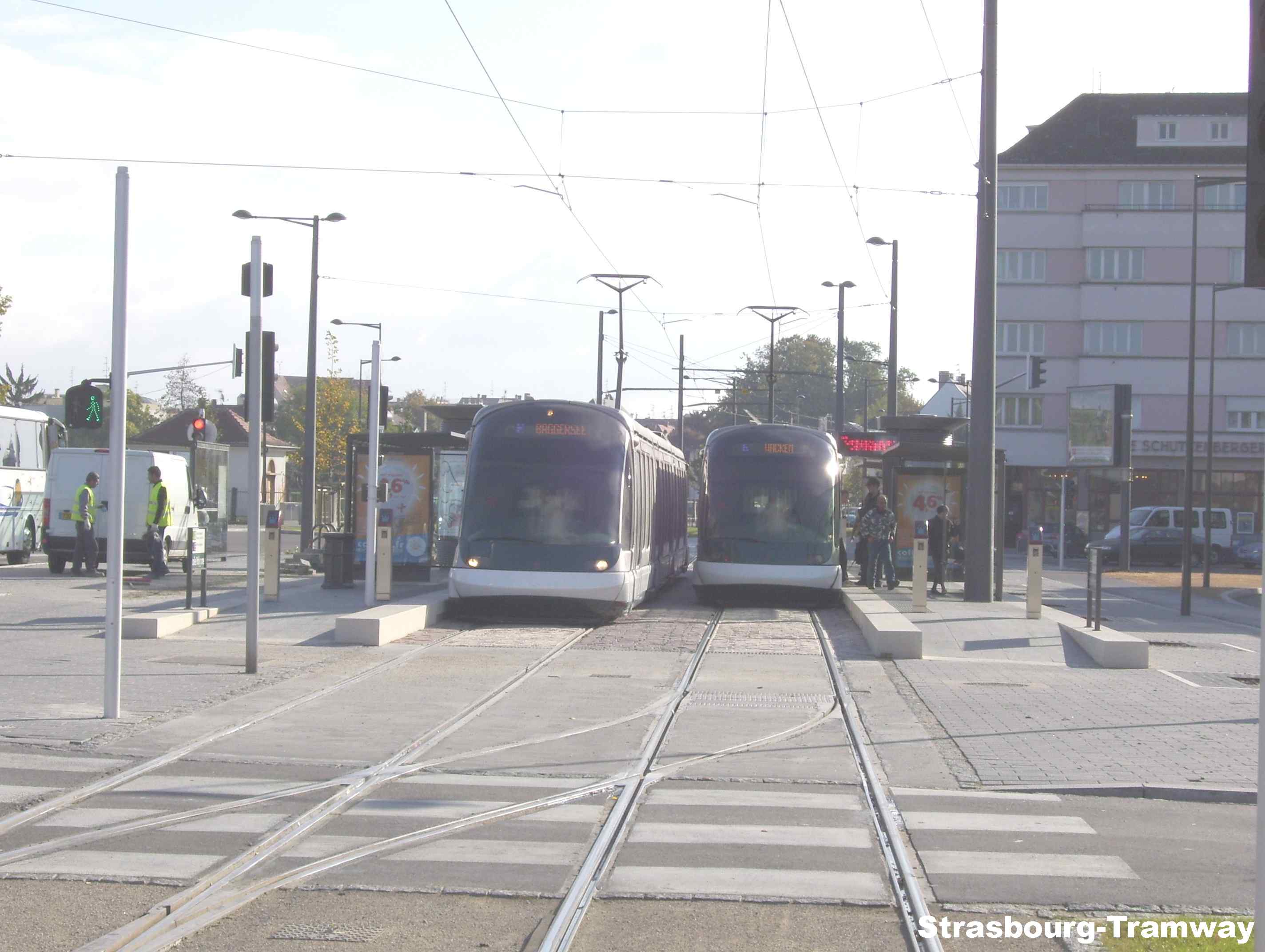 Deux Eurotrams de la ligne E se croisent en station.