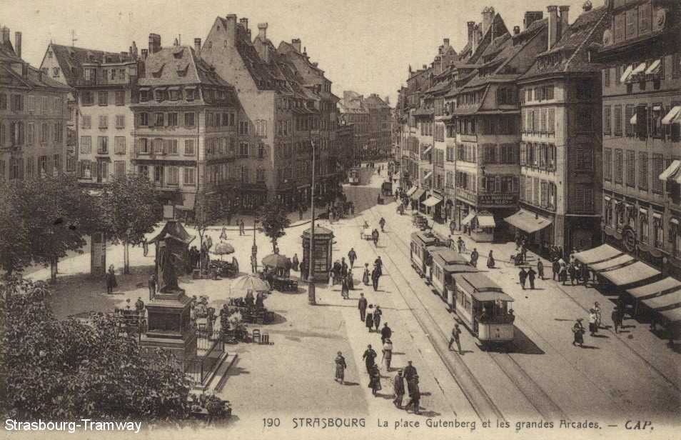 Toujours la Place Gutenberg, alors que les trams sont pass�s � la couleur ivoire, une motrice et ses des remorques de la ligne n�5.