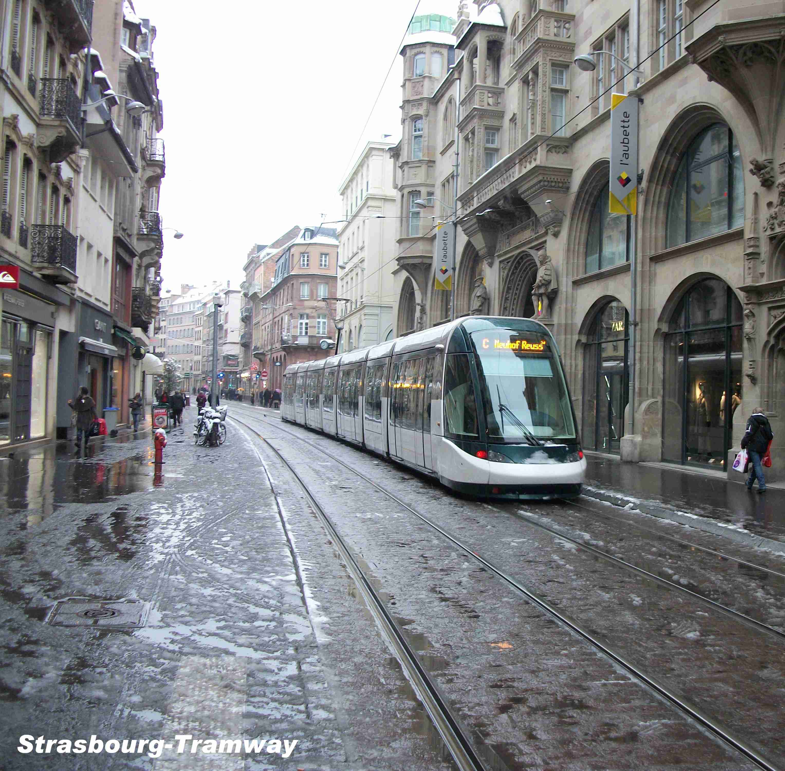 Un Citadis de la ligne C, rue de la Haute-Mont�e.