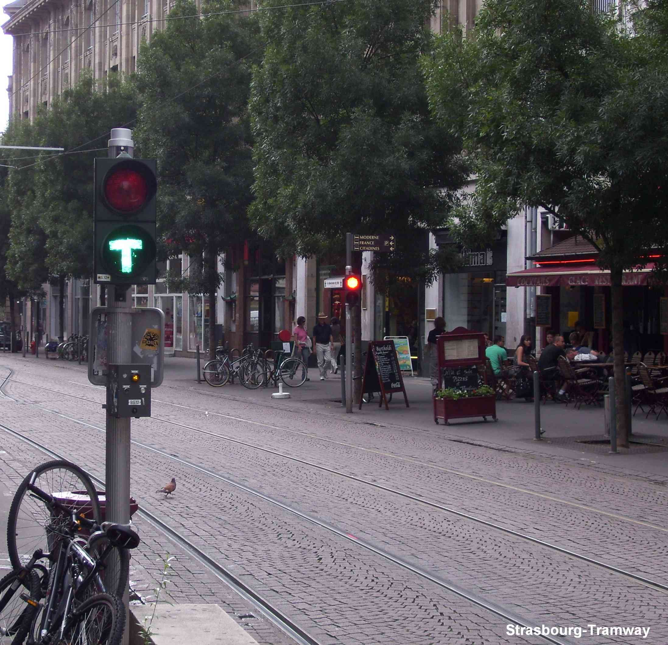 Le signal de sortie vers la ligne est au vert, permettant au tram de repartir en ligne. On voit le signal de l'autre voie au rouge assurant la protection de la jonction entre les 2 voies.