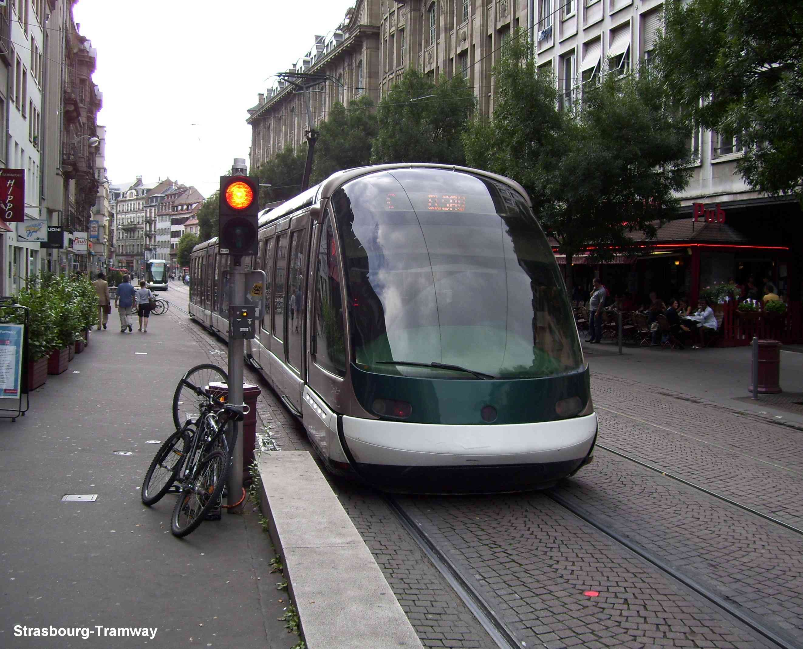 L'Eurotram repart en ligne en direction d'Elsau, alors qu'un Citadis est d�j� pr�t pour se mettre � quai.