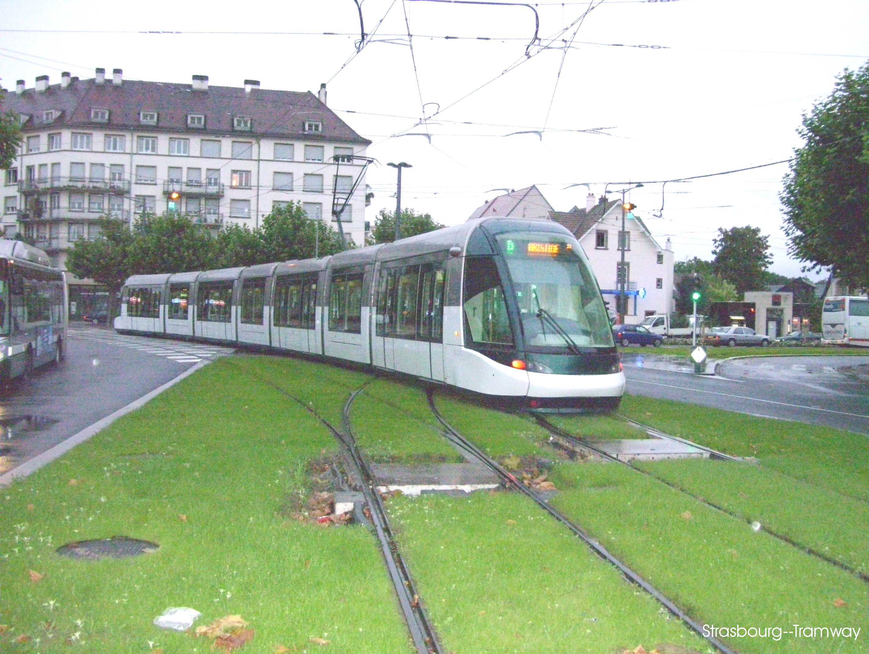 Un Citadis se dirigeant vers "Aristide Briand".