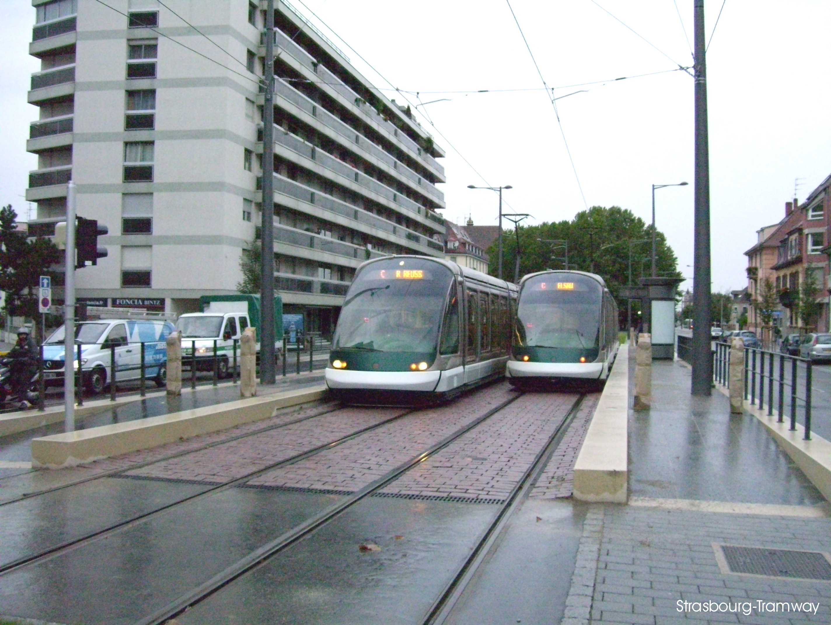 Deux Eurotrams se croisent en station.