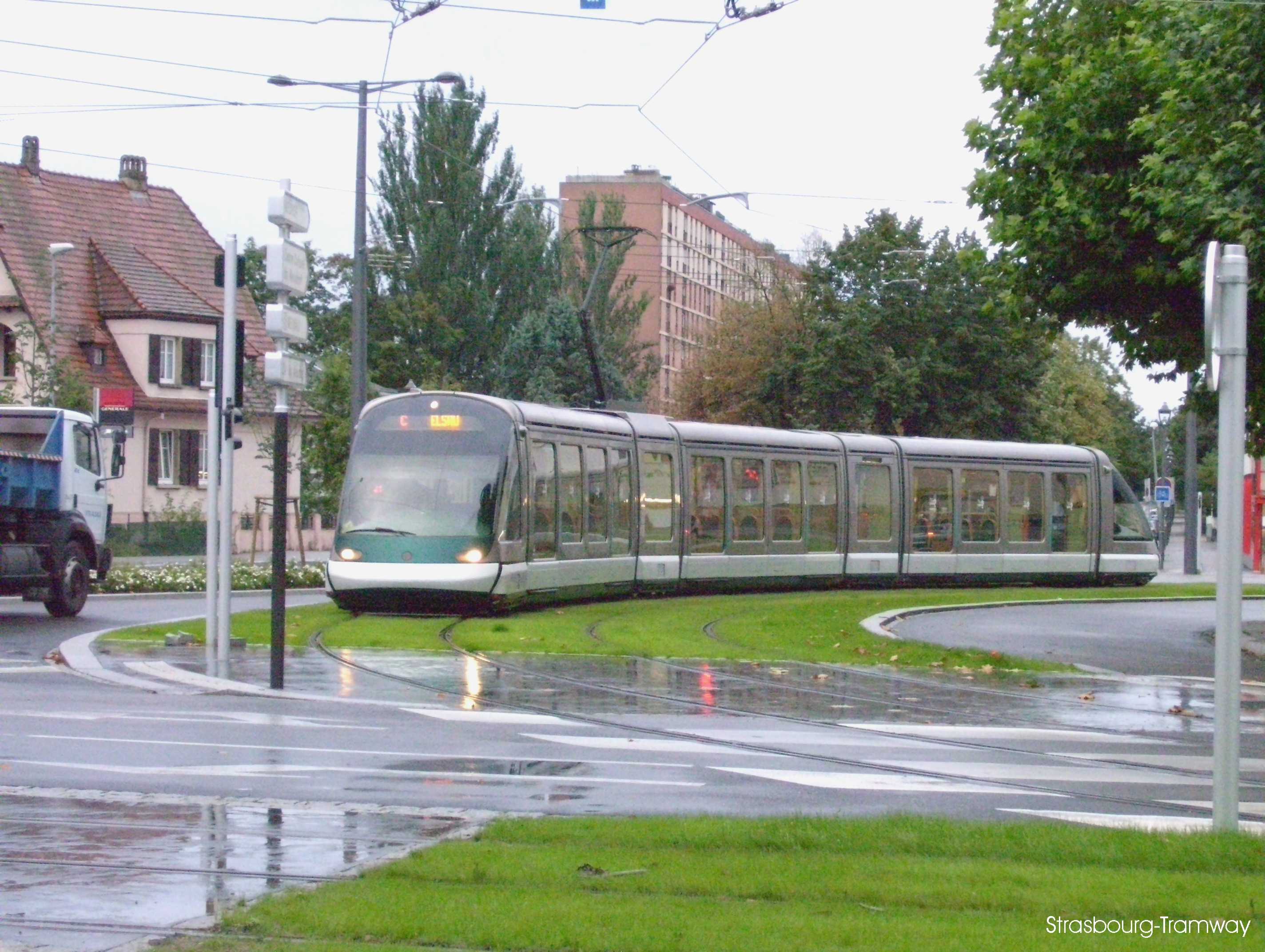Un Eurotram à l'arrêt au signal de carrefour dans la Rue de Ribeauvillé.