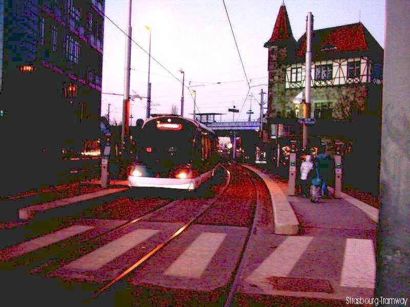 Cette rame en station est en provenance du centre ville.