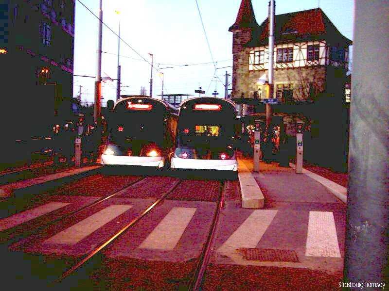 Croisement de 2 rames en station.