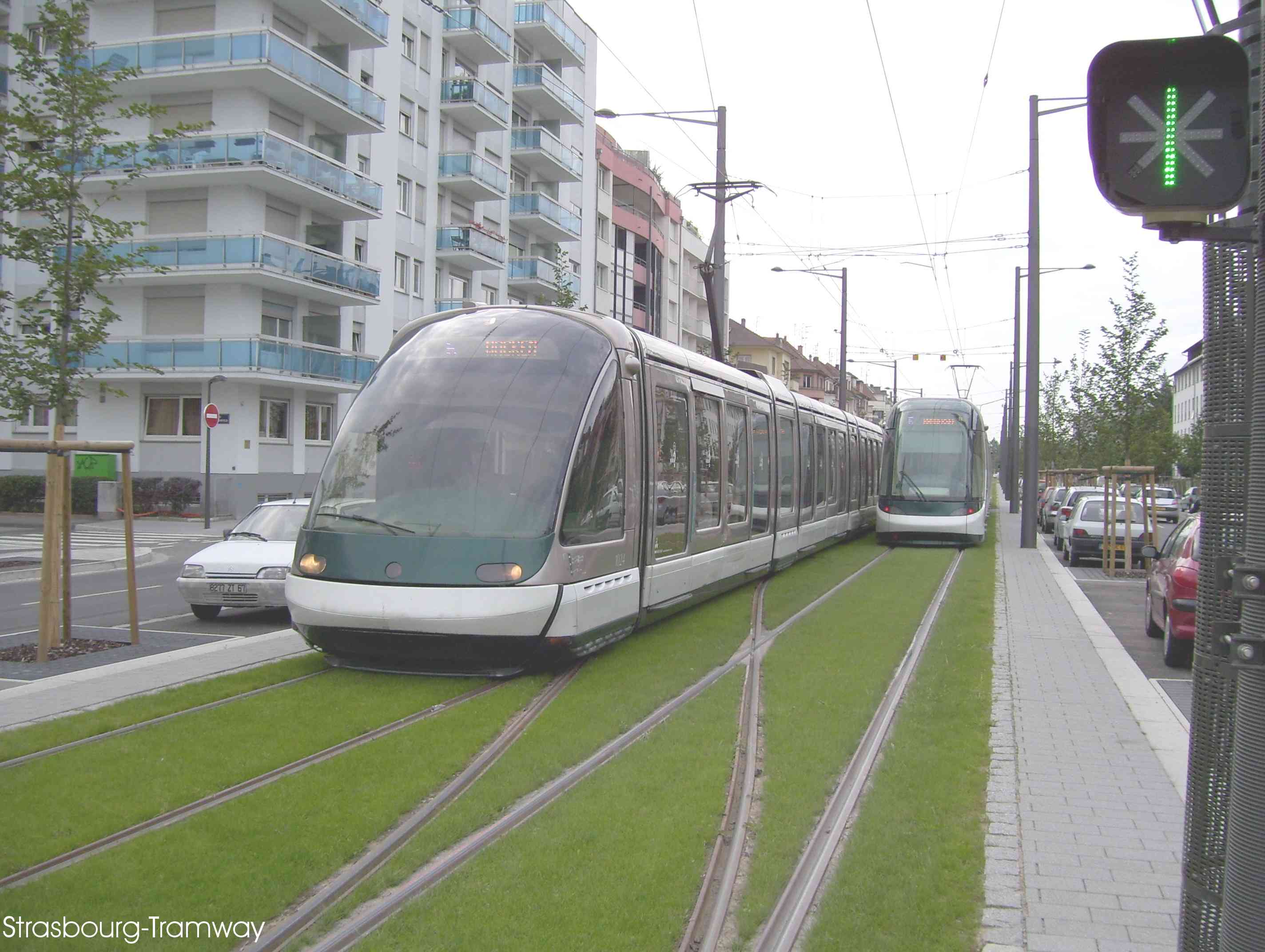 Croisement d'un Eurotram et d'un Citadis à l'approche de la station.