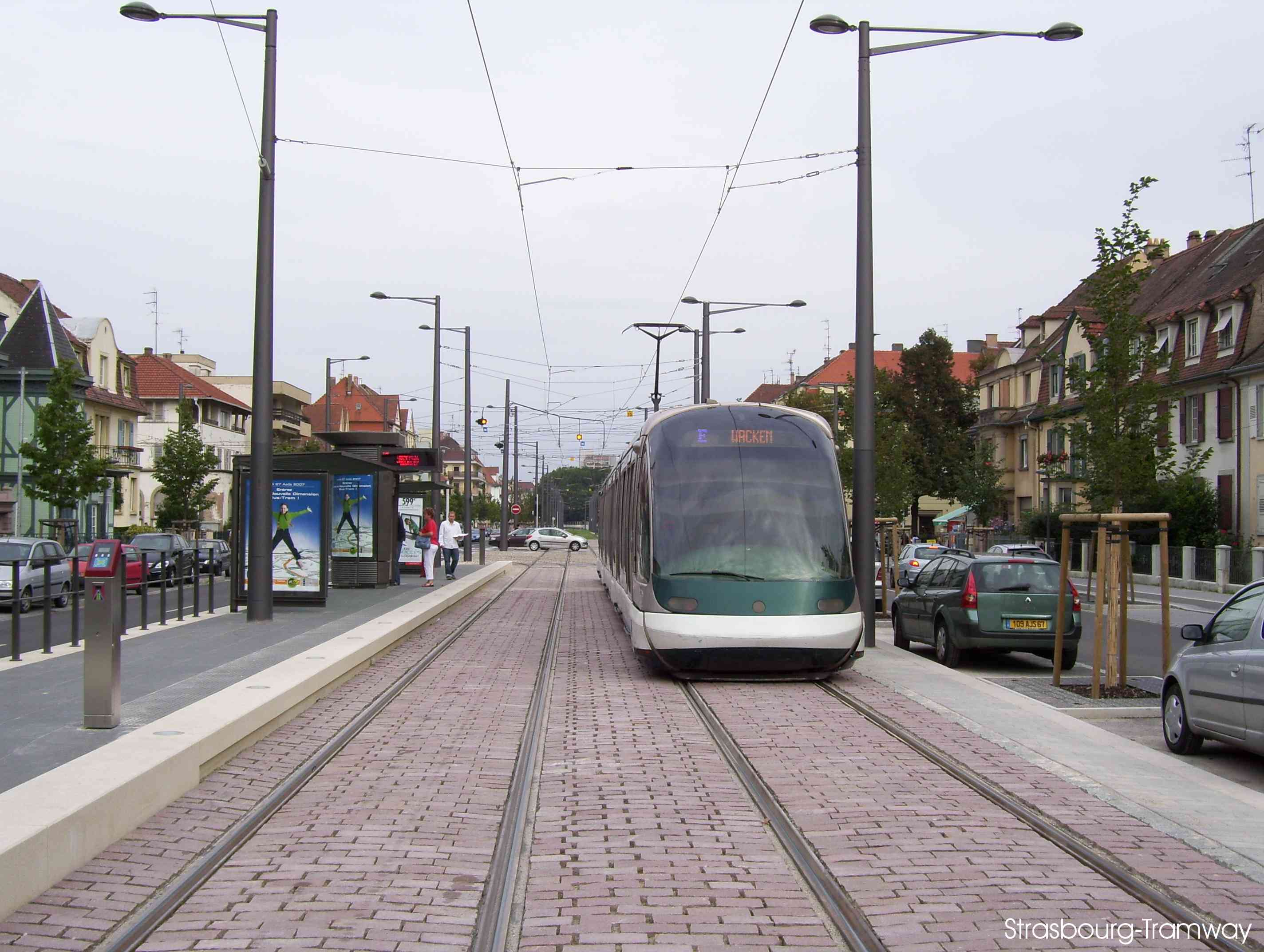 Eurotram s'apprêtant à tourner à gauche en direction de