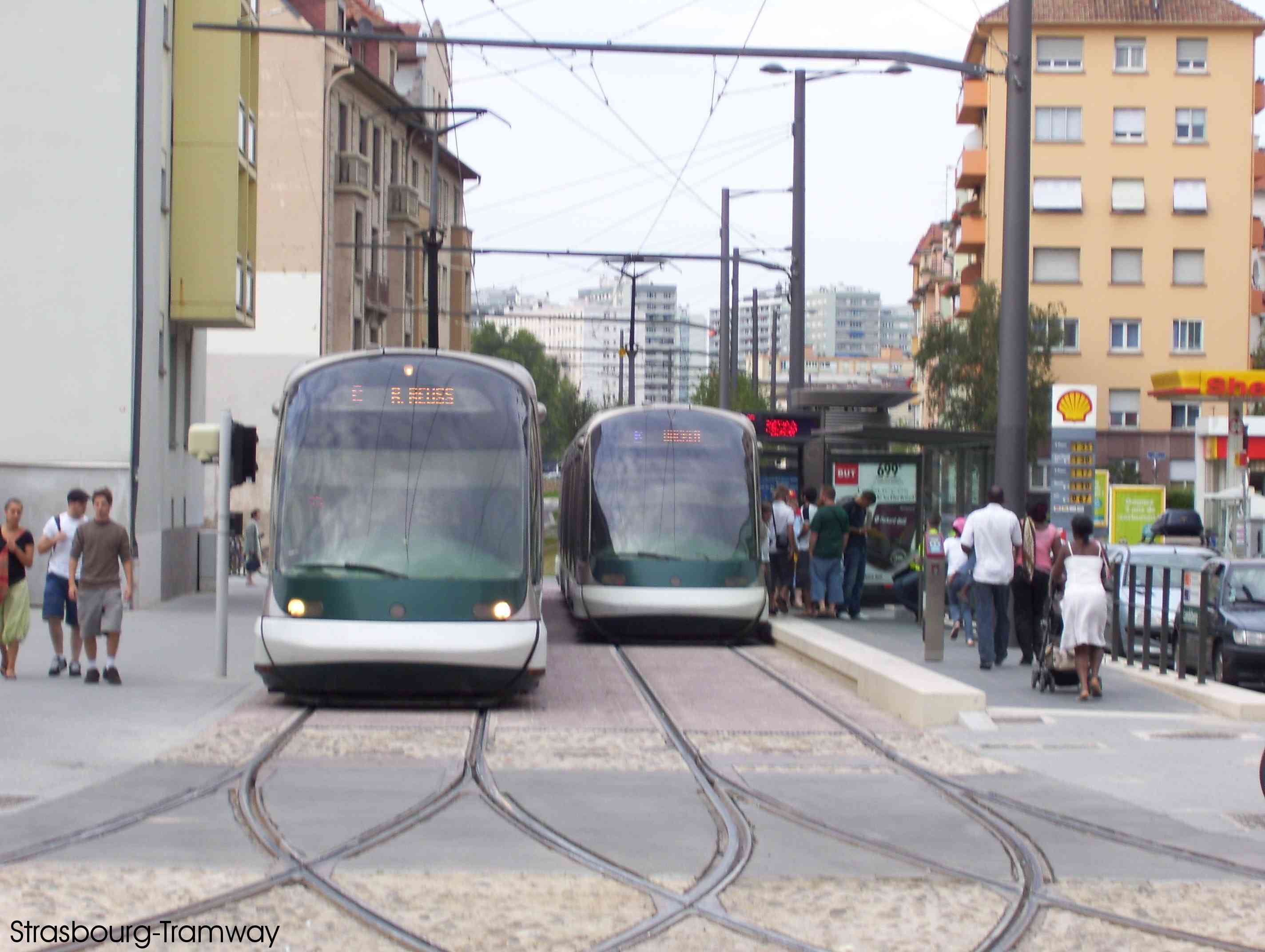 Eurotram à l'arrêt en station.