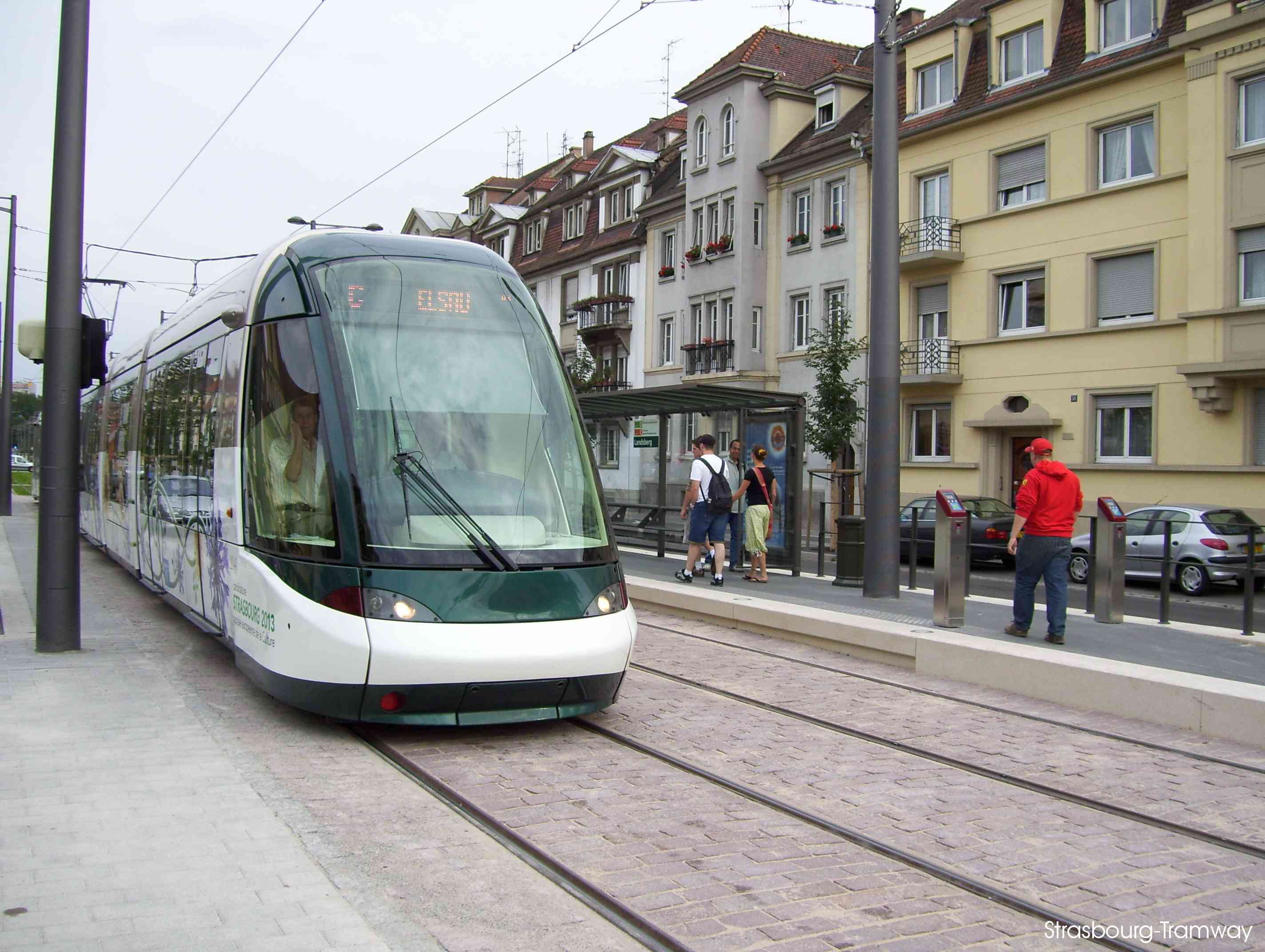 Citadis s'apprêtant à bifurquer vers l'Elsau.