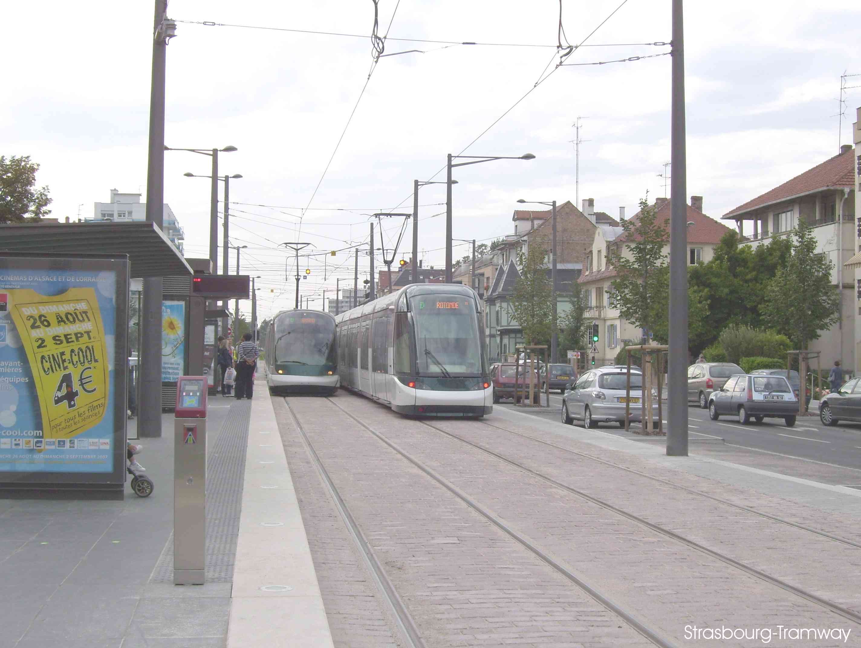 Croisement de deux rames en station.