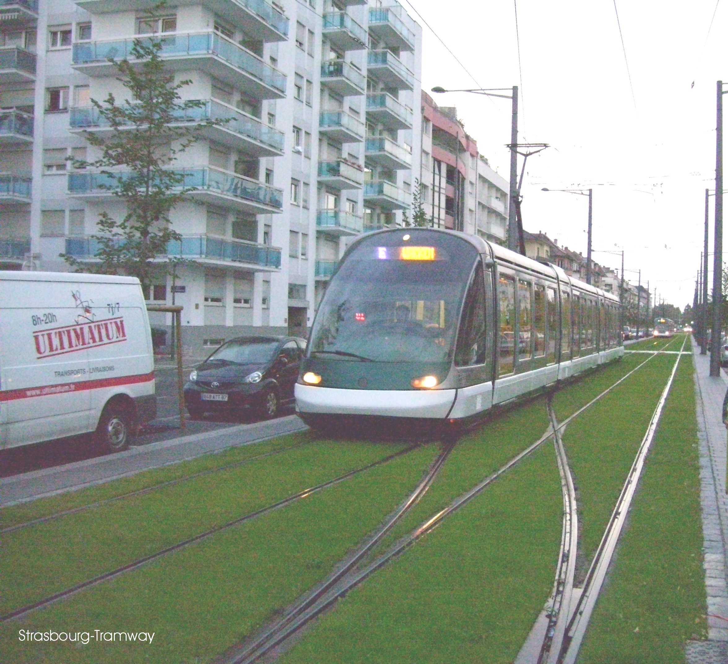 Un Eurotram de la ligne E arrive à la station.