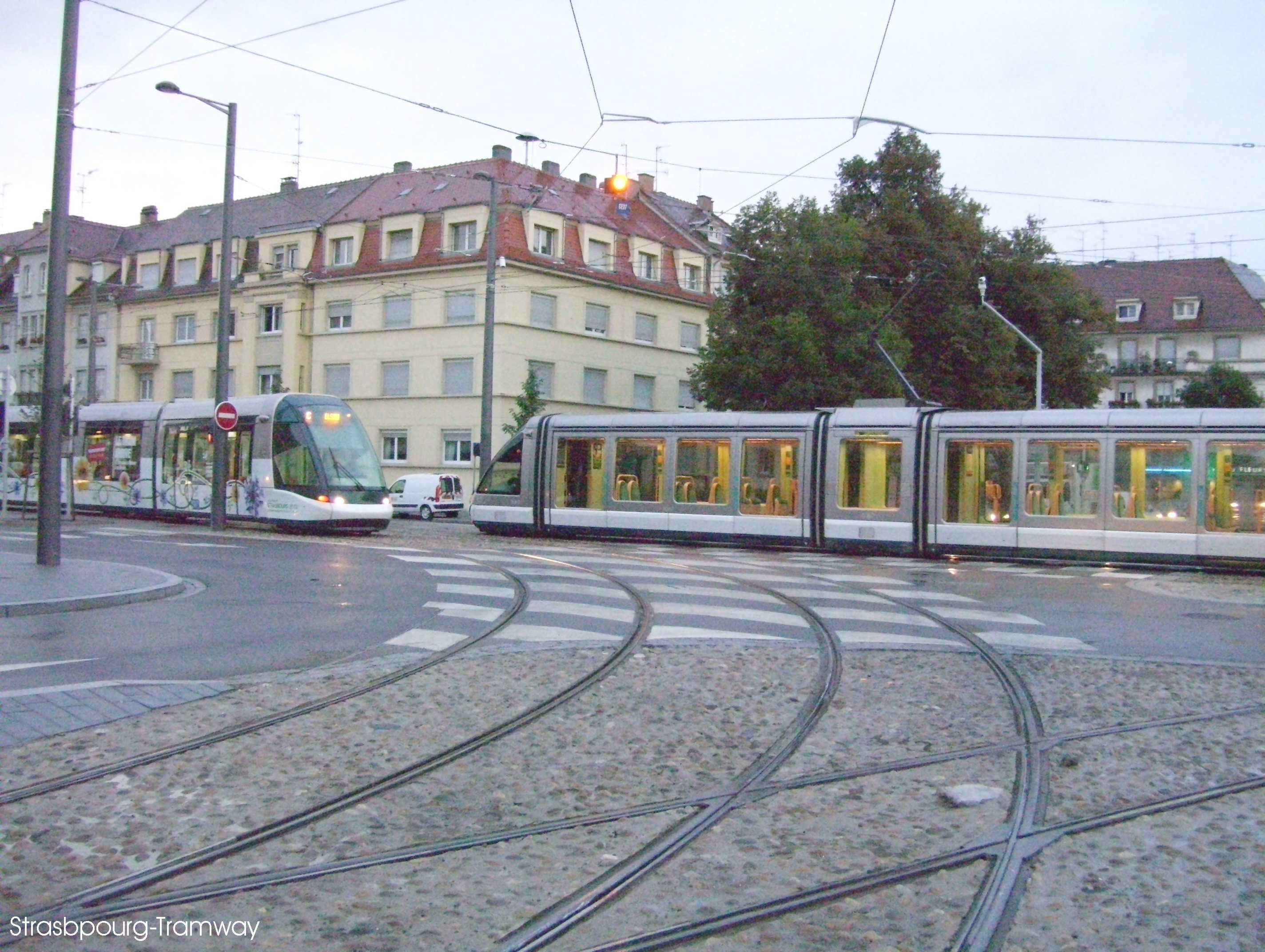 Croisement d'un Citadis en direction de l'Elsau et d'un Eurotram à destination d'Aristide Briand.