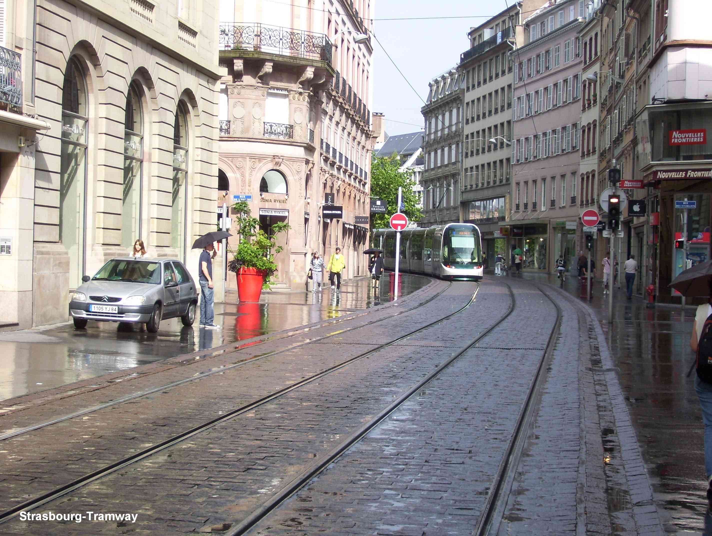 Arrivée d'un Citadis venant de la Place Broglie.