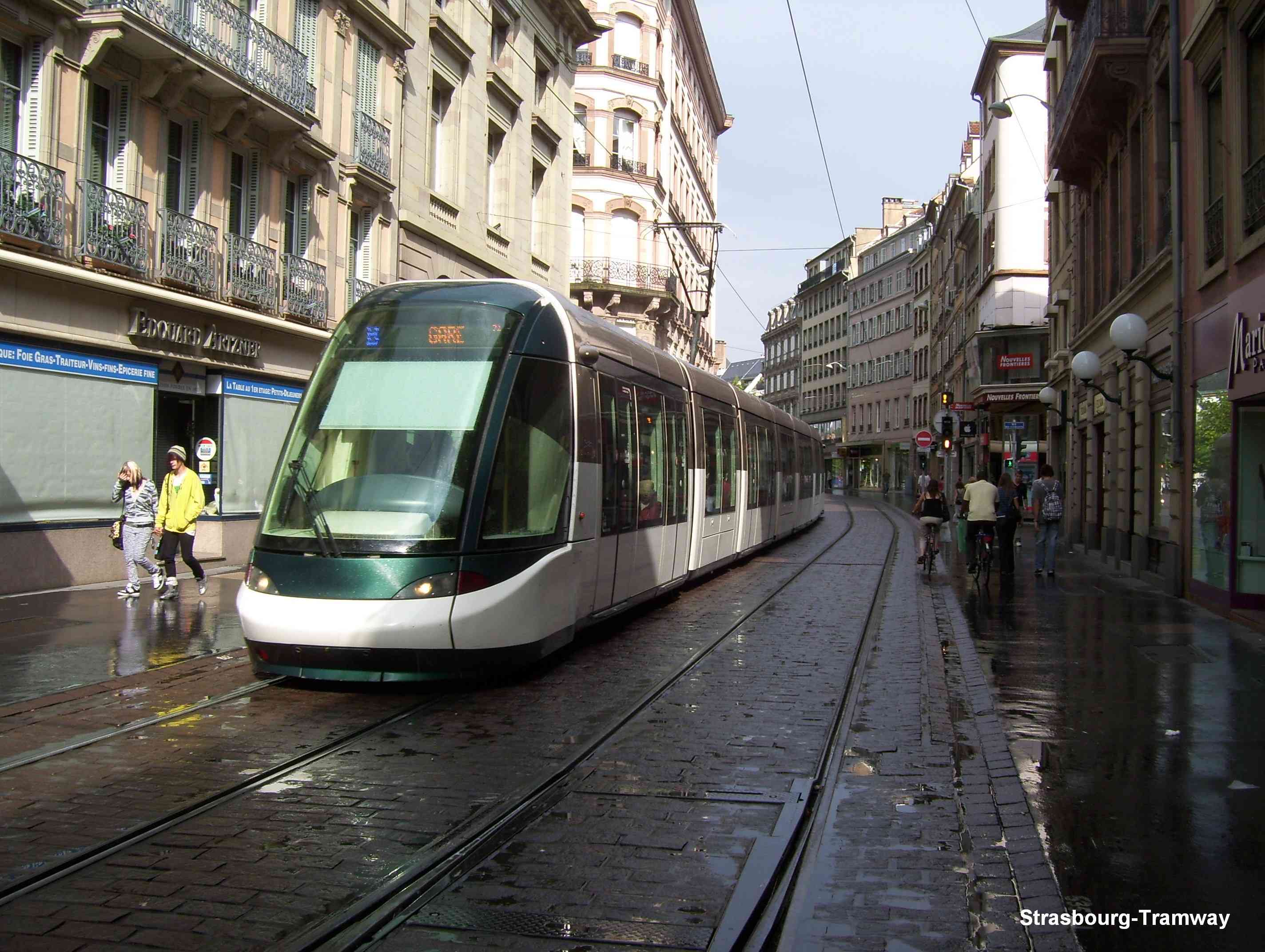 La même rame en approche du terminus d'Homme de Fer.