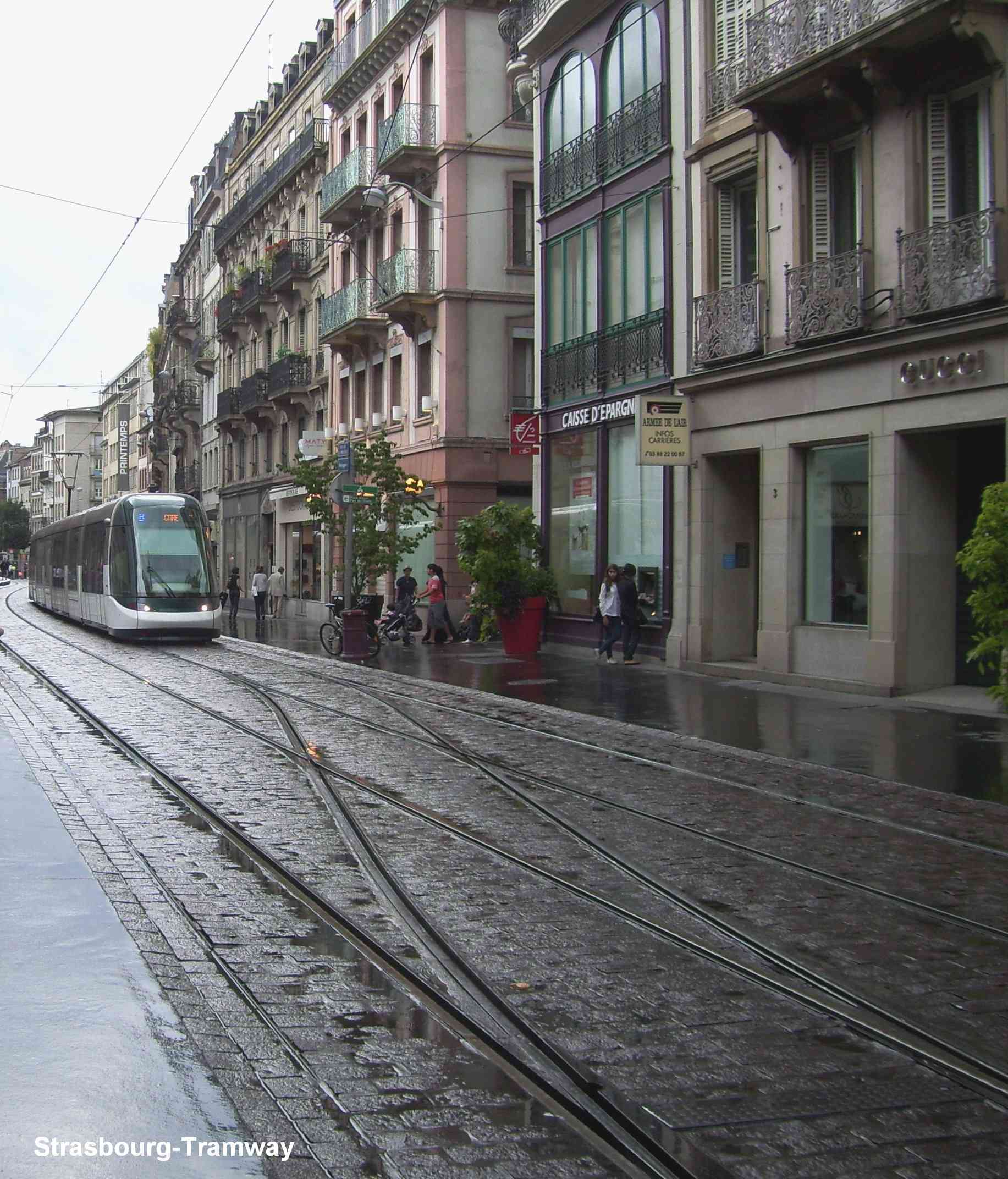 Un Citadis s'apprête à changer de voie après son départ d'Homme de Fer.