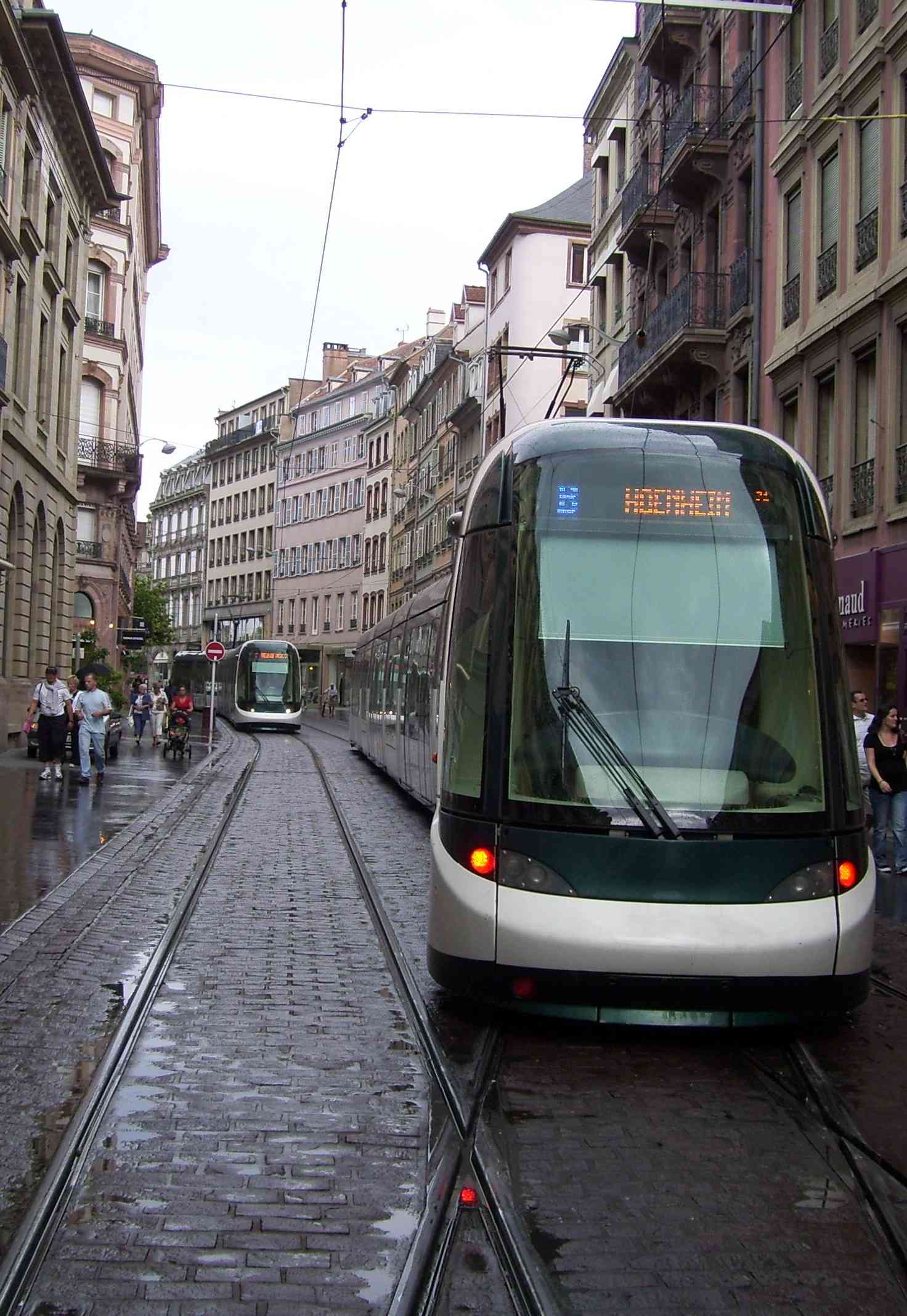 La rame de la ligne B retournant vers Hoenheim Gare, alors qu'un autre Citadis attend pour se rendre vers Homme de Fer.