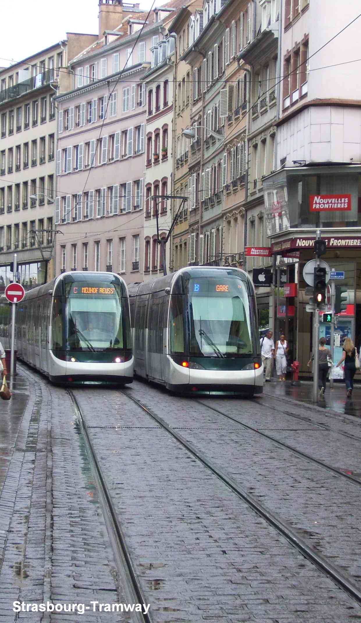 Croisement d'une rame de la ligne B et une autre de la ligne C.