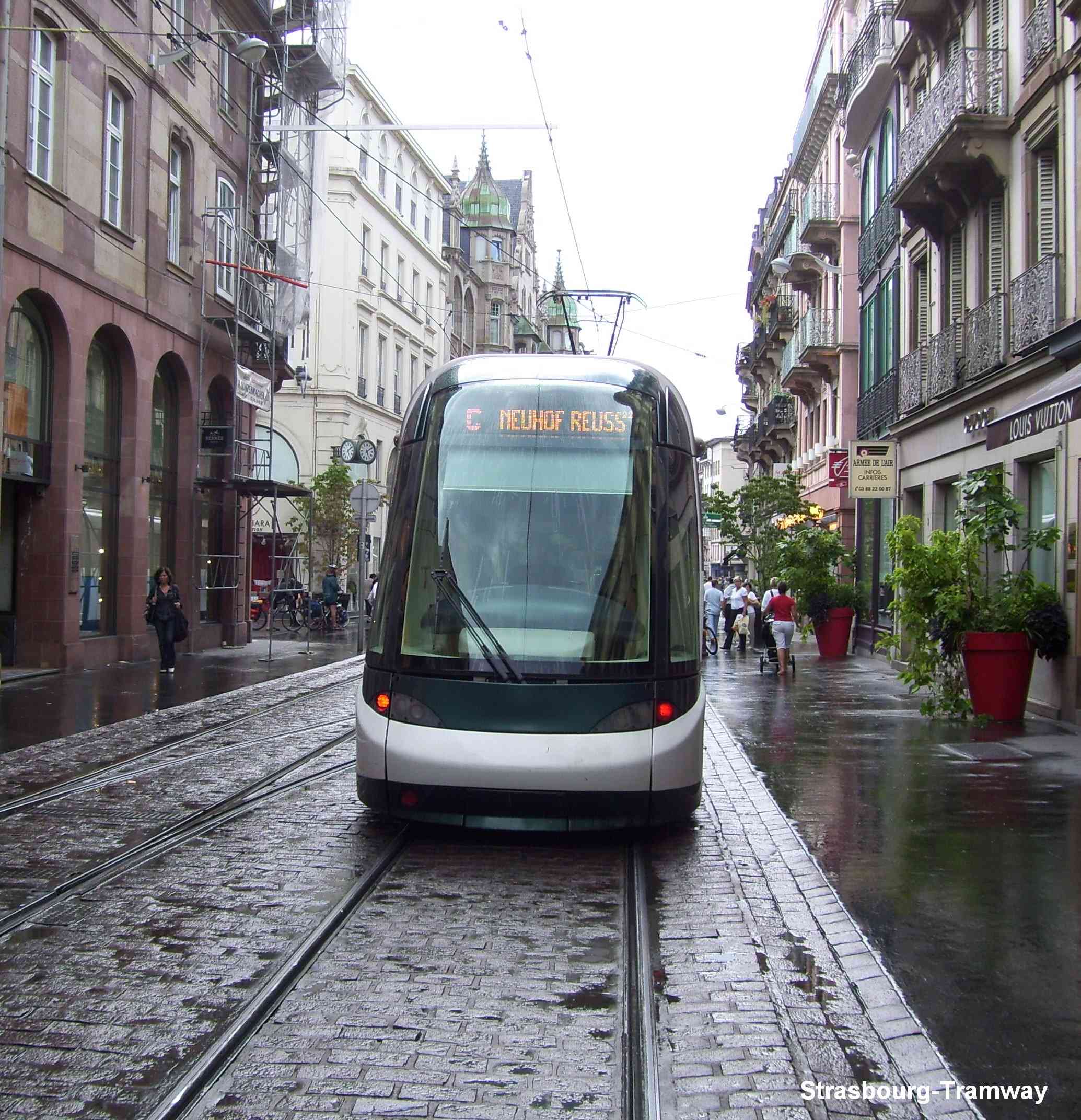 Un Citadis de la ligne C arrive à Homme de Fer.