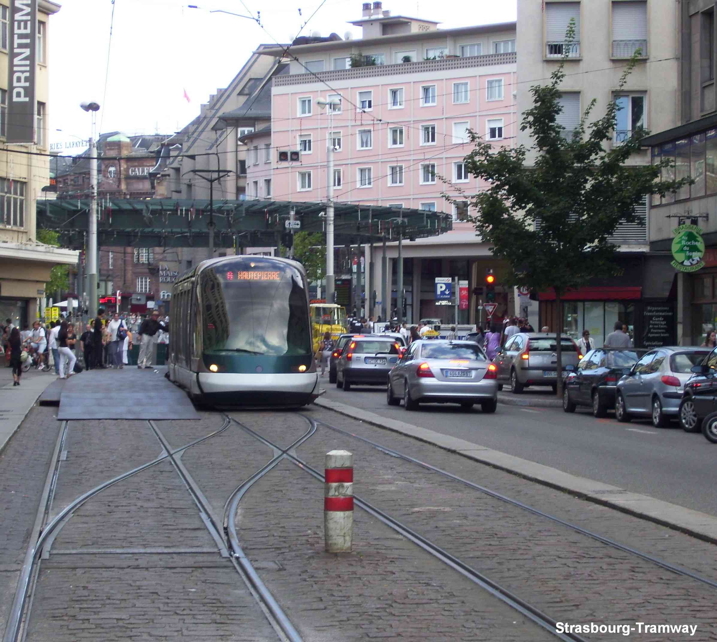 Un Eurotram � 3 caisses pr�t au d�part au niveau du quai provisoire.