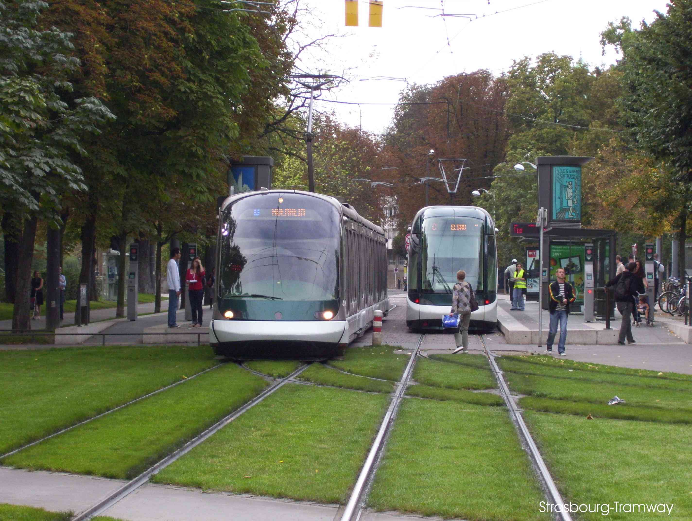 Croisement d'un Eurotram et d'un Citadis.