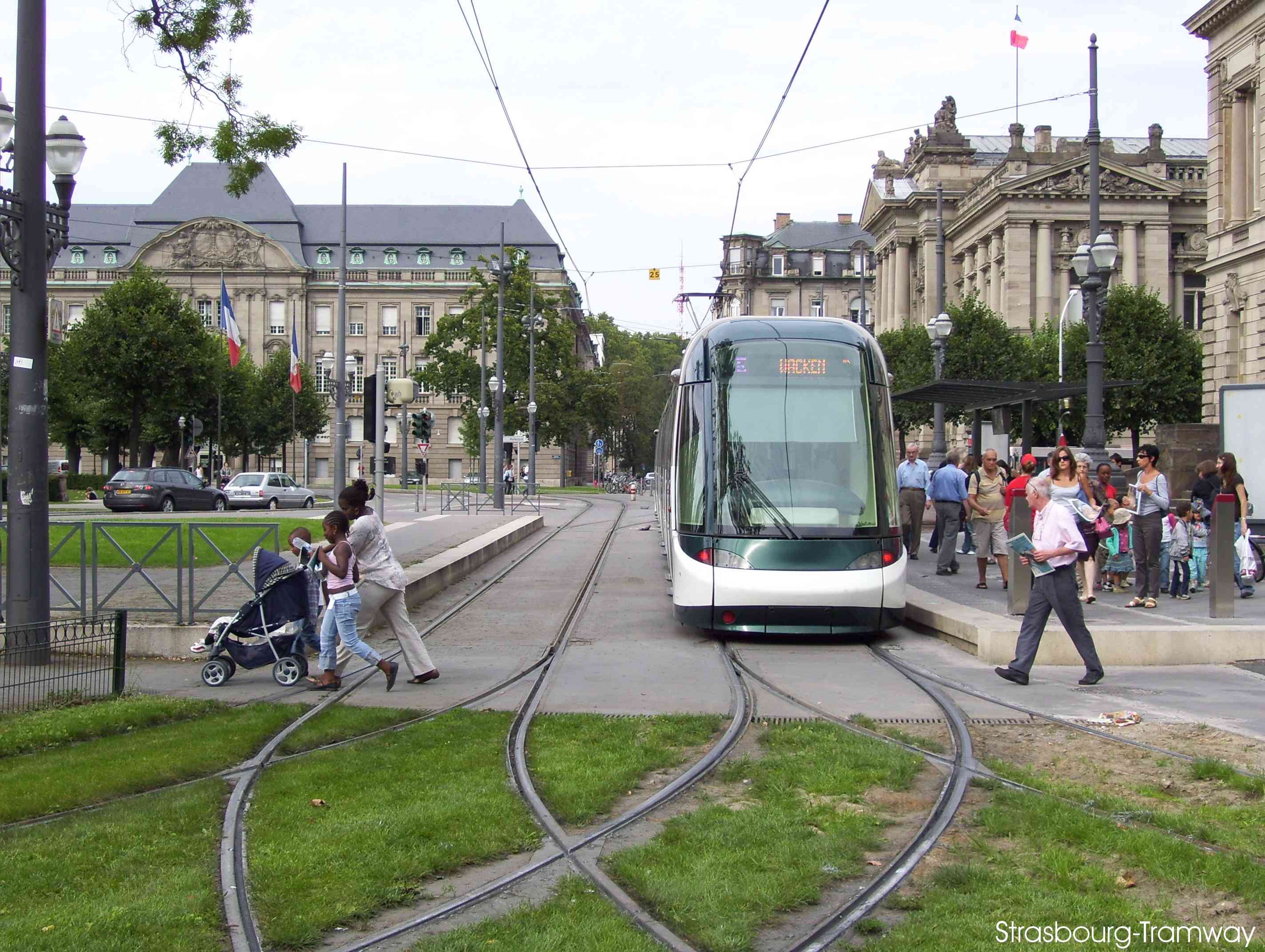 Un Citadis de la ligne E en station.