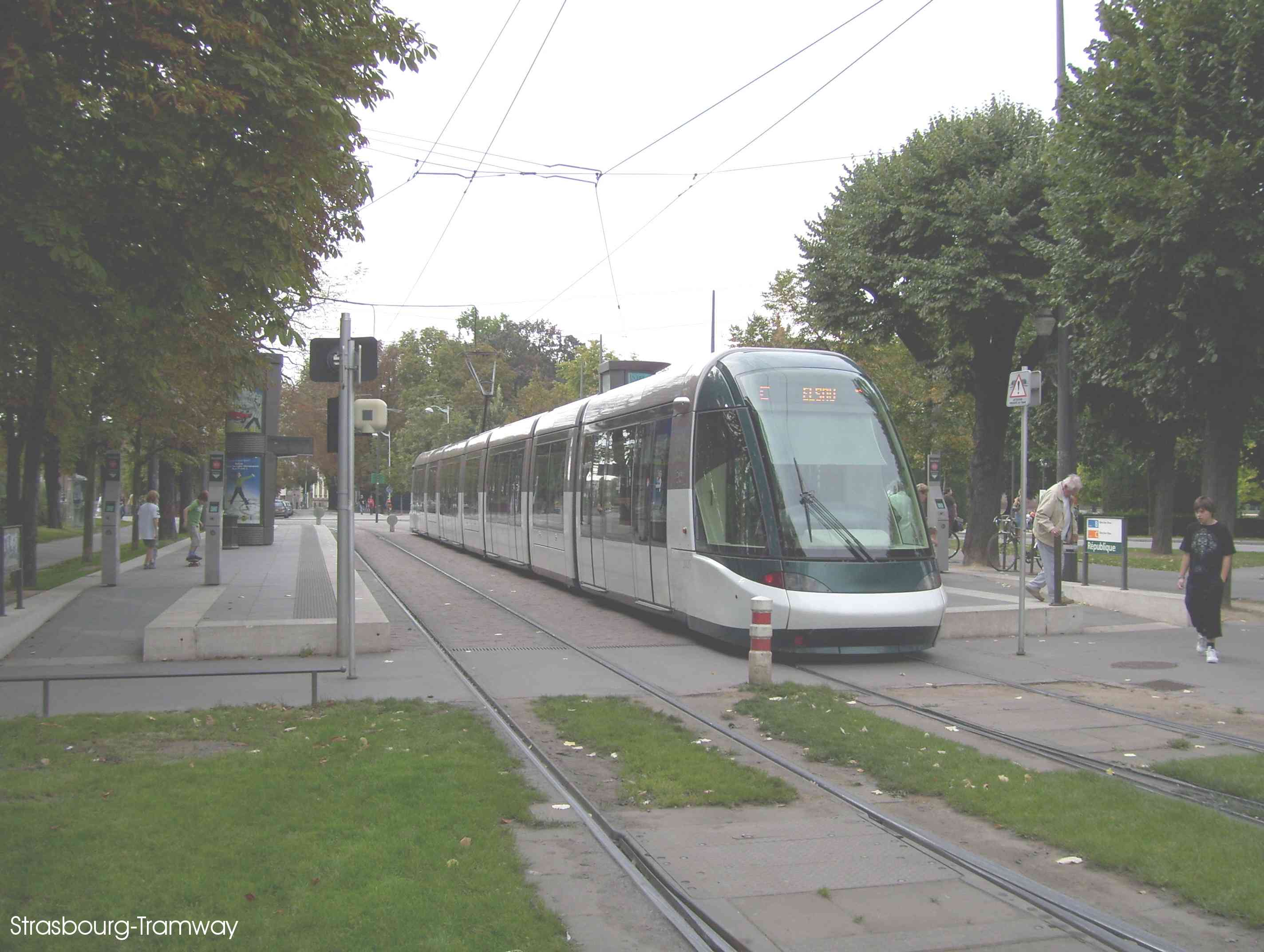Un Citadis arrive à quai.