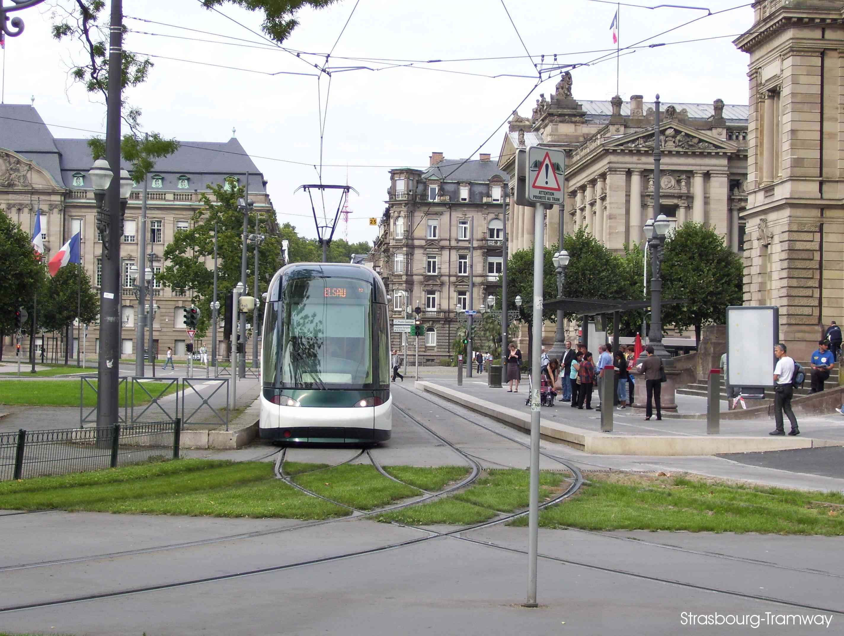 Un Citadis de la ligne B se dirigeant vers "Elsau".