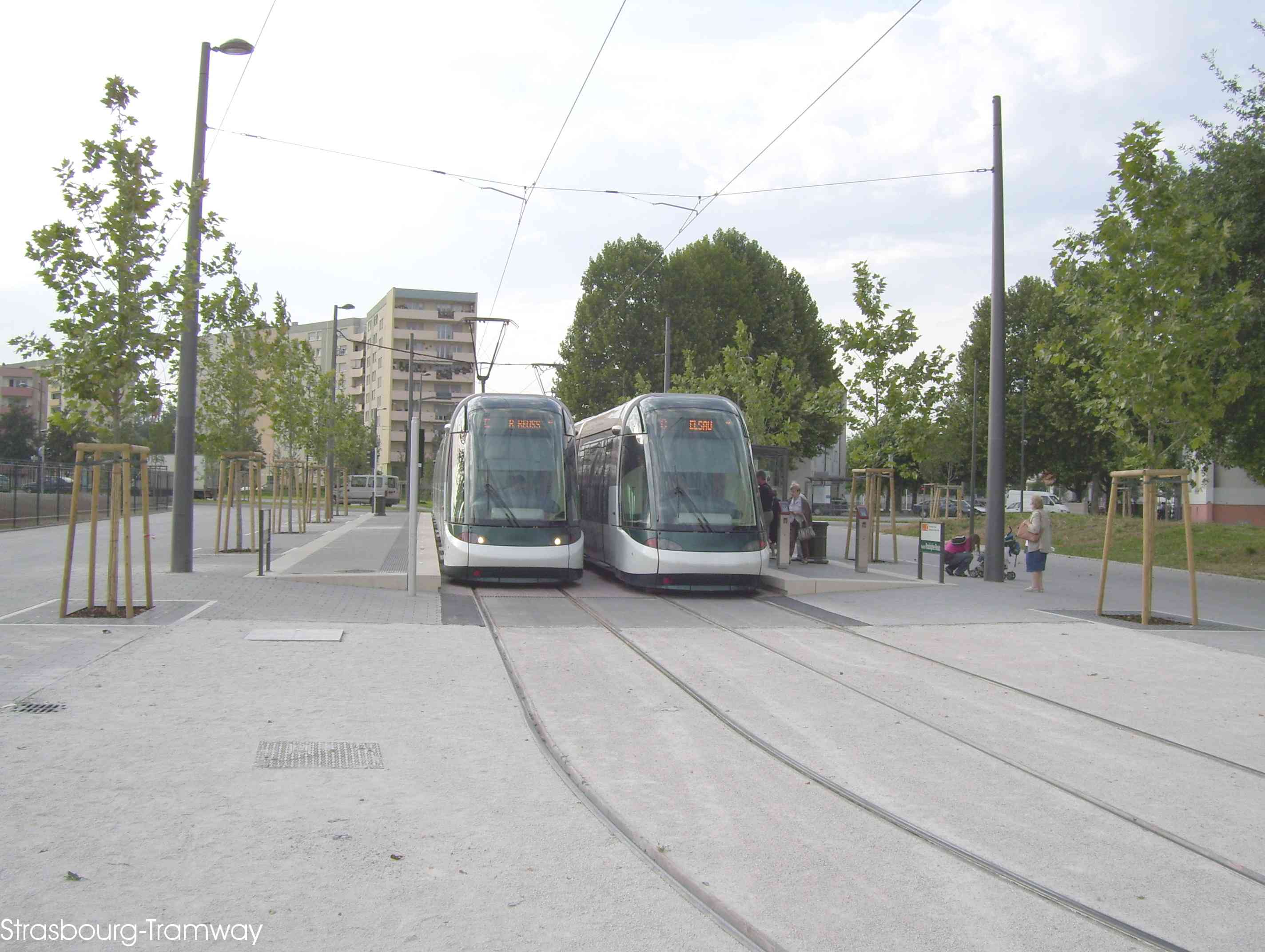 Un Eurotram et un Citadis � quai.