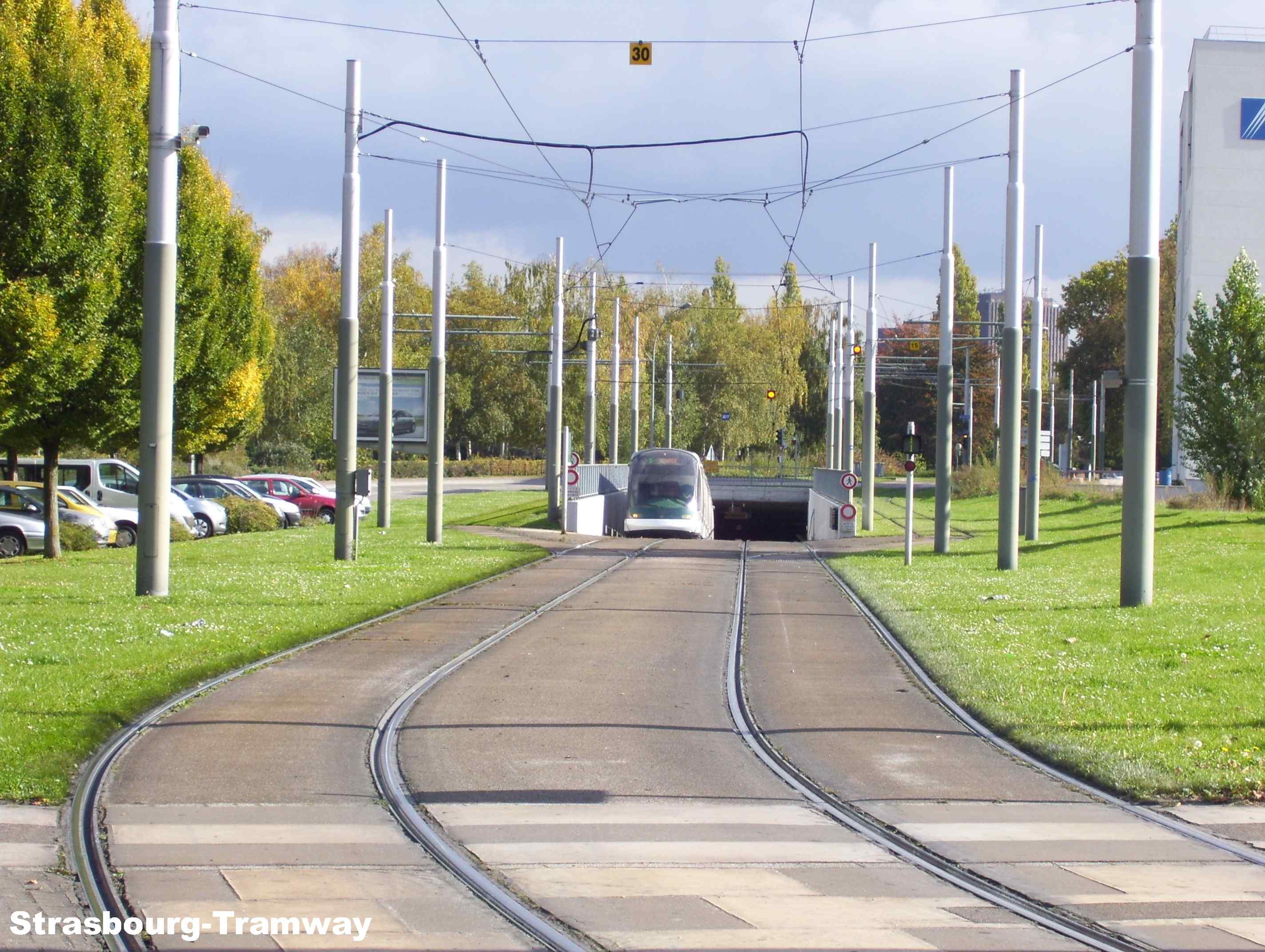 Un Eurotram sort du tunnel passant sous la gare centrale et va entrer en station.