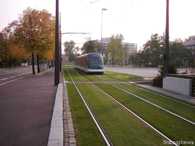 La ligne longe le Palais des Congrès (à droite).
